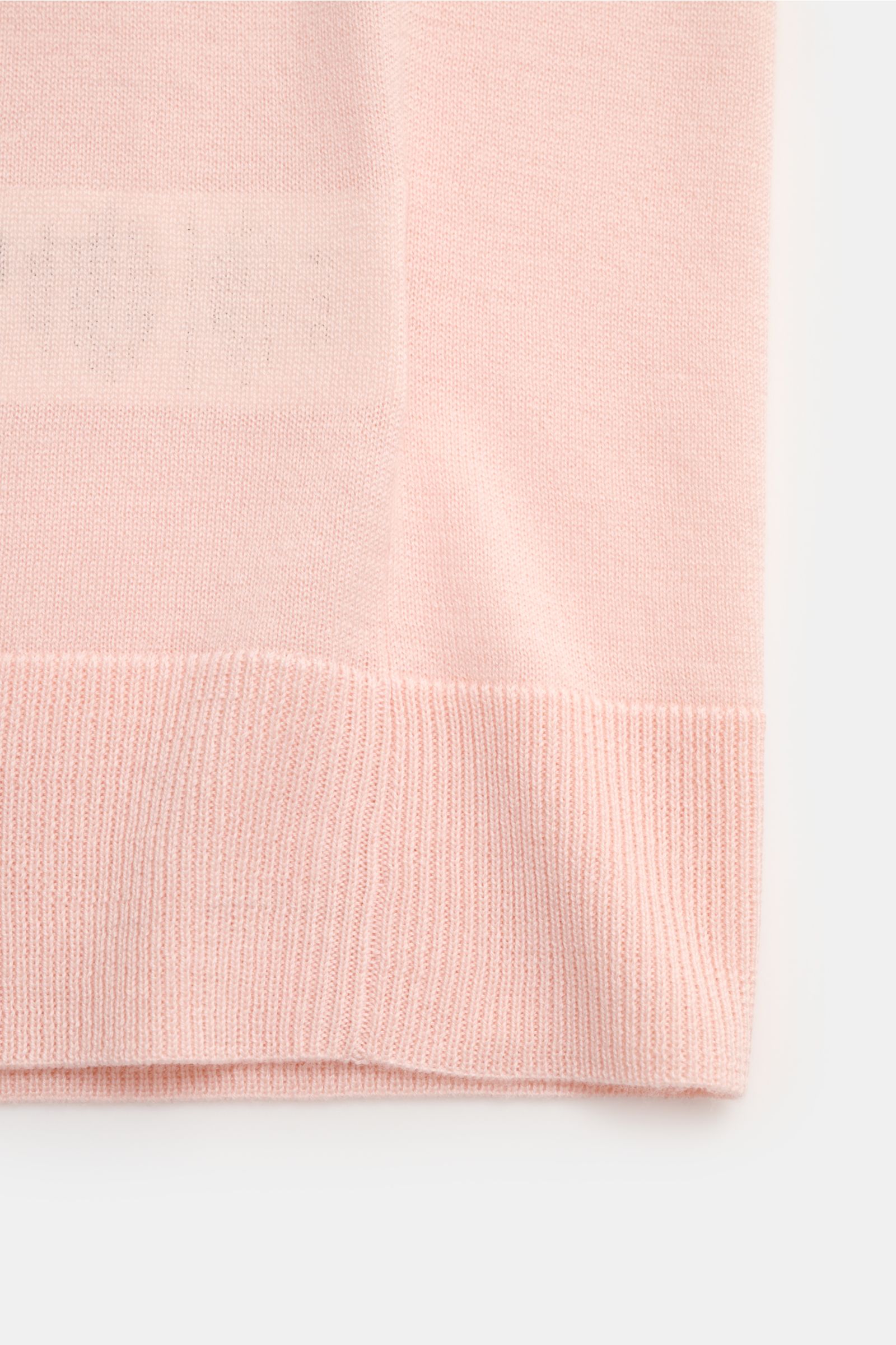 FTC Kurzarm-Strickpolo rosé, Nahaufnahme der unteren Vorderseite von feinem Cashmere-SeaCell-Mix mit schmalem Rippenbündchen, Slim Fit.