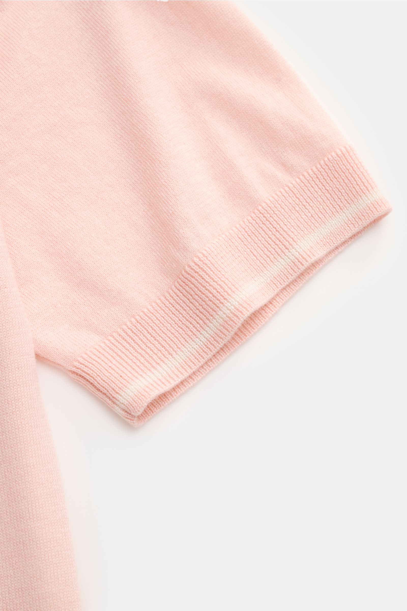 Nahaufnahme des FTC Kurzarm-Strickpolo rosé Ärmels aus feinstem Cashmere-SeaCell-Mix mit Slim Fit und schmalen Kontrastkanten.
