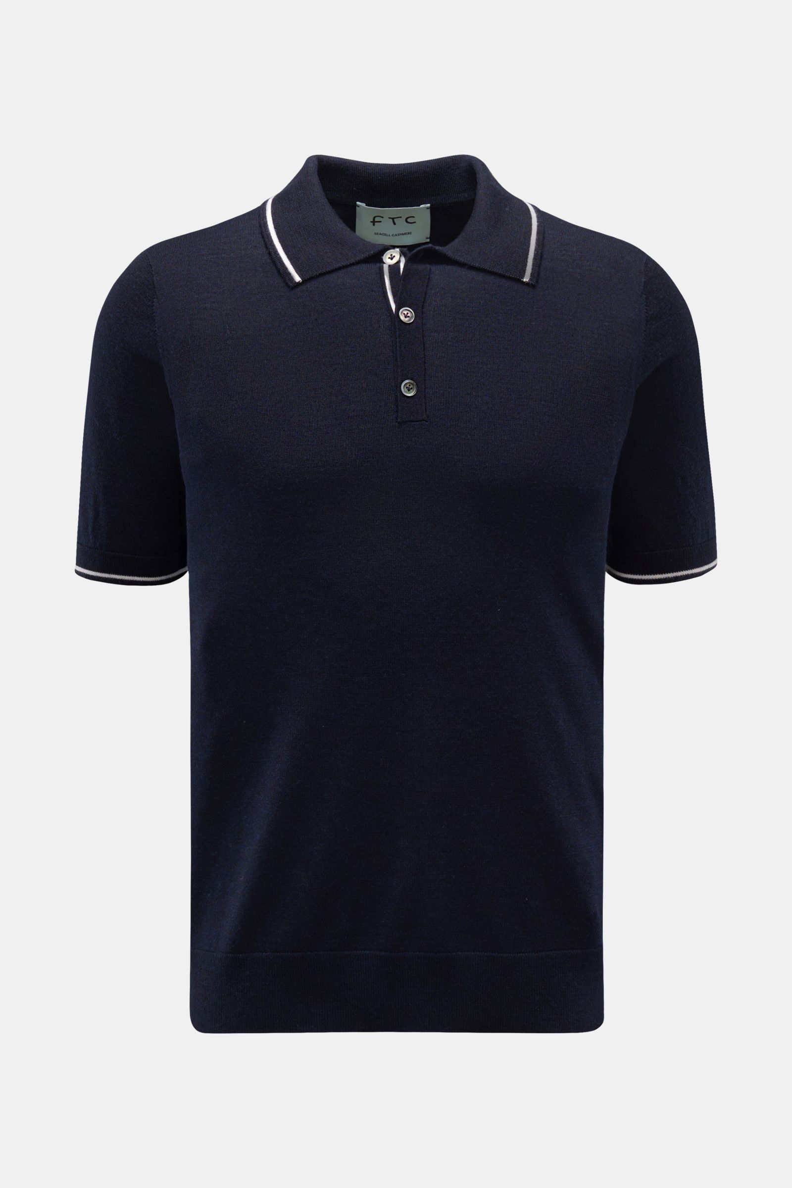 FTC Kurzarm-Strickpolo navy, frontal fotografiert, feiner Cashmere-SeaCell-Mix, Slim Fit, Polokragen, Drei-Knopf-Leiste, schmale Kontrastkanten.