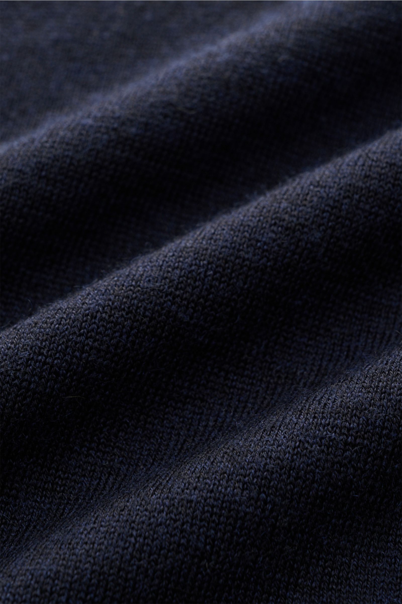Nahaufnahme des feinen Strickbilds des FTC Kurzarm-Strickpolo navy aus nachhaltigem Cashmere-SeaCell-Mix mit weichem Griff.
