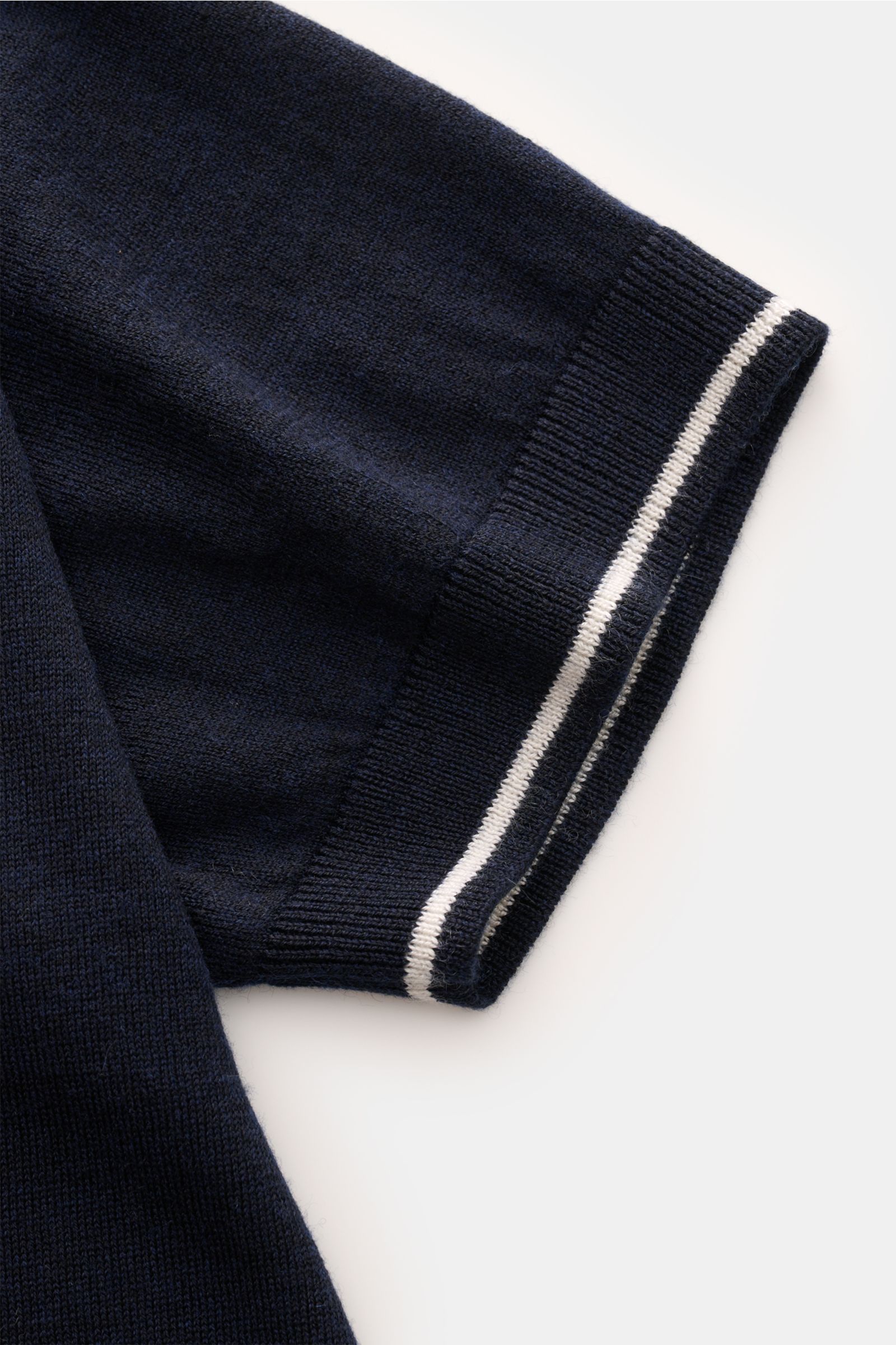 FTC Kurzarm-Strickpolo navy aus feinstem Cashmere-SeaCell-Mix, Slim Fit, Öko-Tex zertifiziert, weicher Griff, Detailaufnahme Ärmelsaum mit Kontrastkante.