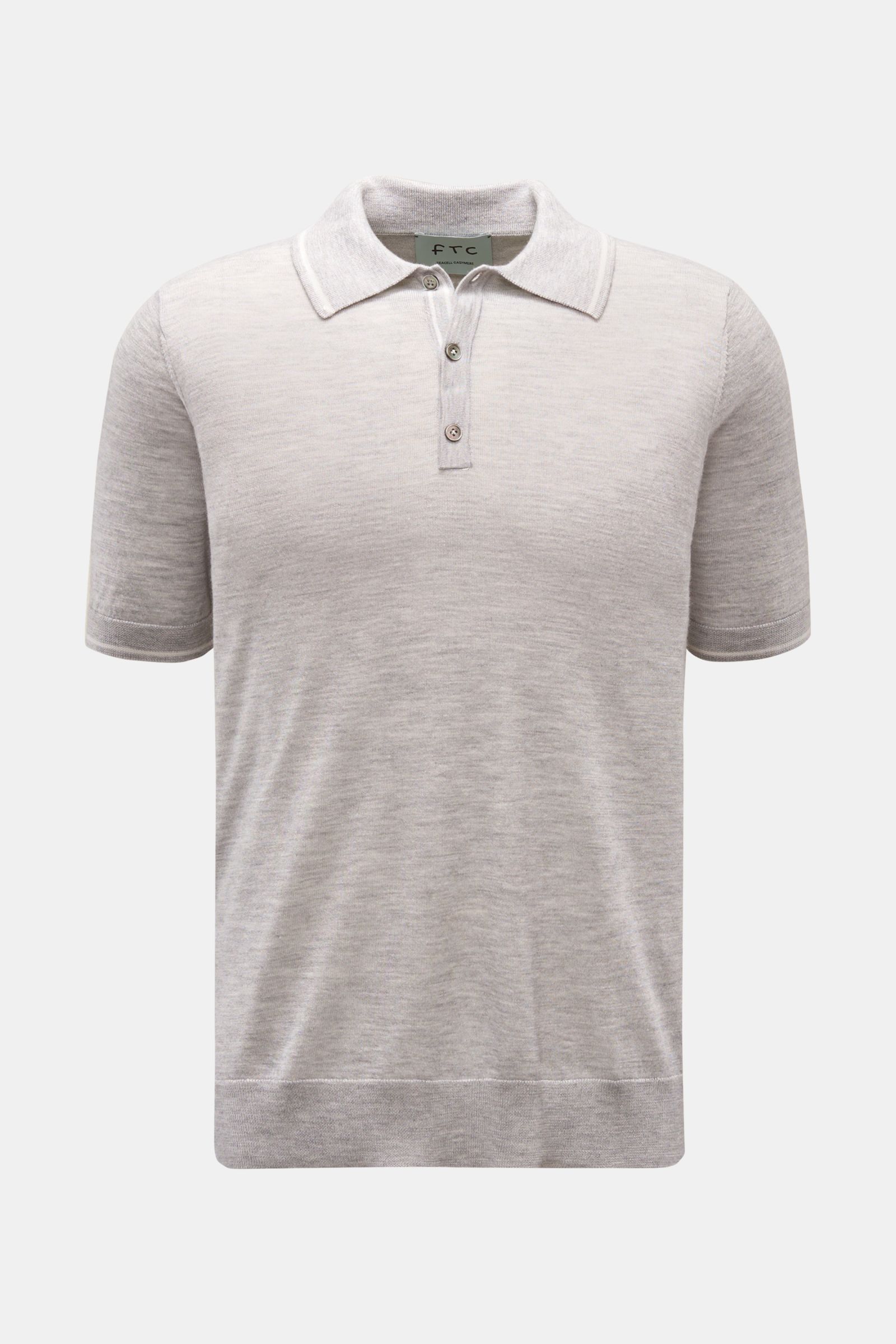 FTC Kurzarm-Strickpolo grau meliert, frontale Nahaufnahme, Slim Fit, feiner Cashmere-Seacell-Mix, klassischer Polokragen, Drei-Knopf-Leiste, weicher Griff, leichte Qualität.