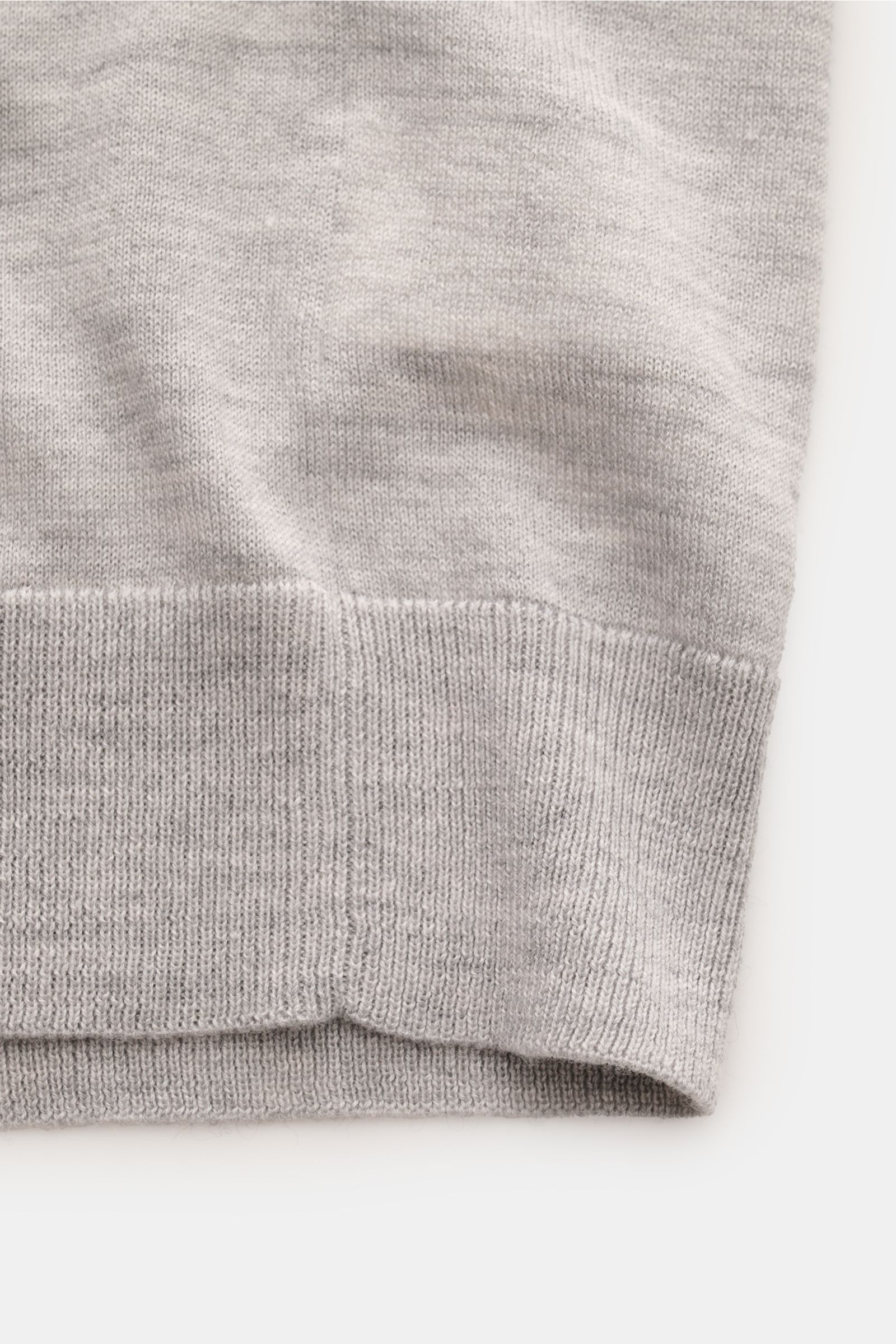 Alt-Tag (124 Zeichen): Nahaufnahme des nachhaltigen FTC Kurzarm-Strickpolo grau meliert mit feinem Cashmere-SeaCell-Strick und flexiblem Rippbündchen.