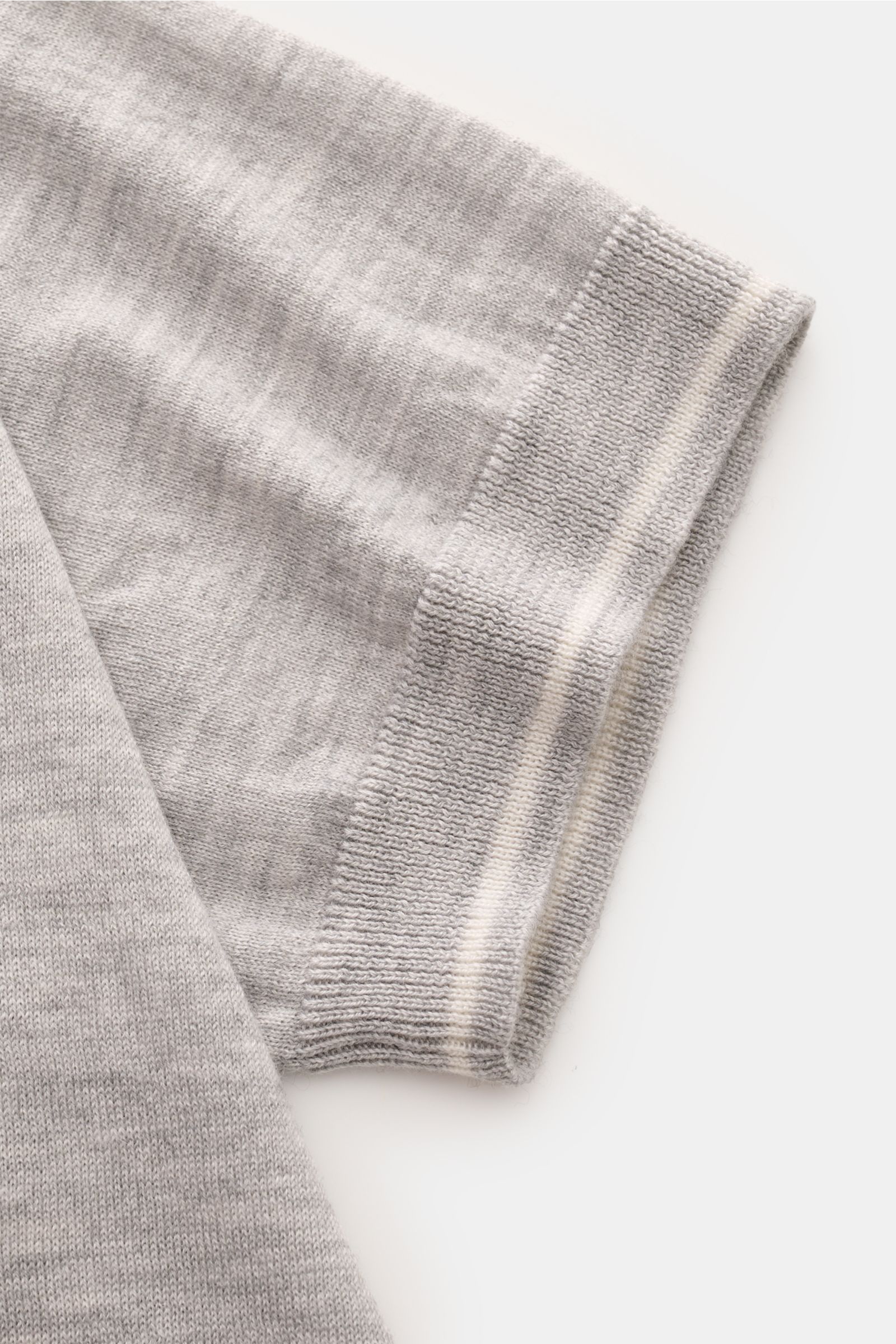Nahaufnahme des Ärmels vom FTC Kurzarm-Strickpolo grau meliert, feiner Cashmere-SeaCell-Mix, schmale Kontrastkanten, weicher Griff, Slim Fit.