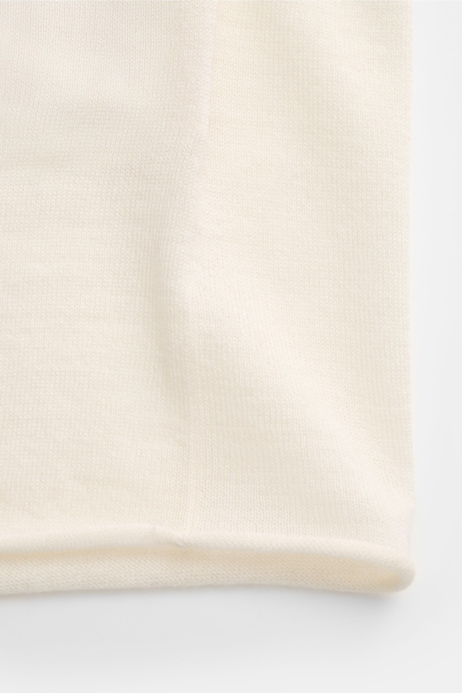 FTC Kurzarm-Rundhalspullover creme, Nahaufnahme des feinen Strickbilds und rolliertem Saum, nachhaltig aus Cashmere-SeaCell-Mix.