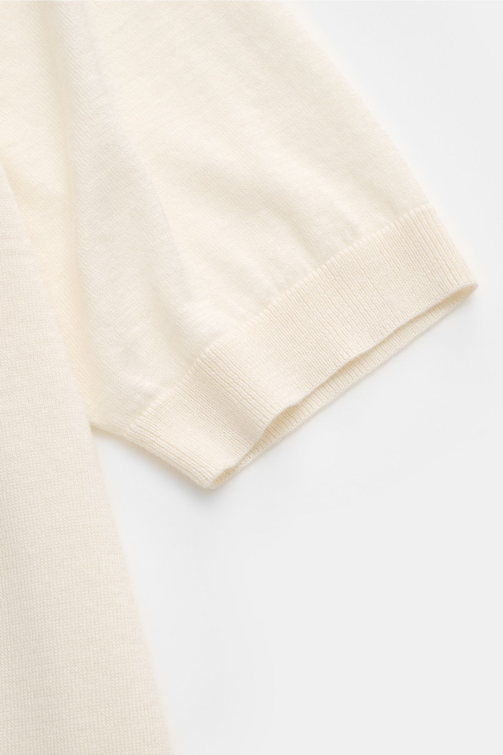 FTC Kurzarm-Rundhalspullover creme aus Cashmere-SeaCell-Mix, Slim Fit, Öko-Tex®, weicher Griff, feines Strickbild, Nahaufnahme Ärmel mit Rippbündchen und rolliertem Saum.