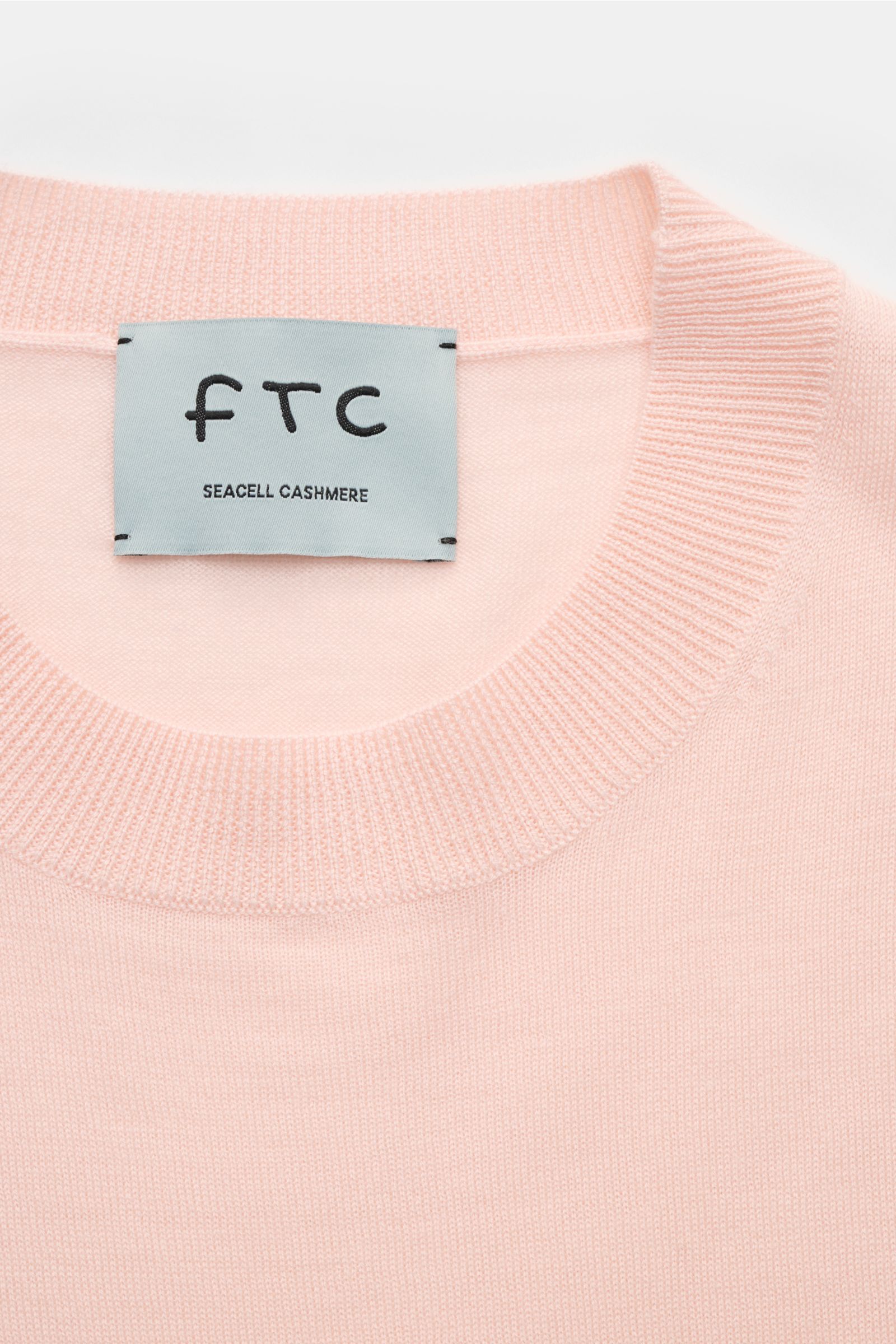 FTC Kurzarm-Rundhalspullover rosé aus Cashmere-SeaCell-Mix, slim fit, Öko-Tex® zertifiziert, weicher Griff, Rundhalsausschnitt, flexible Rippbündchen, Nahaufnahme vom Kragen.
