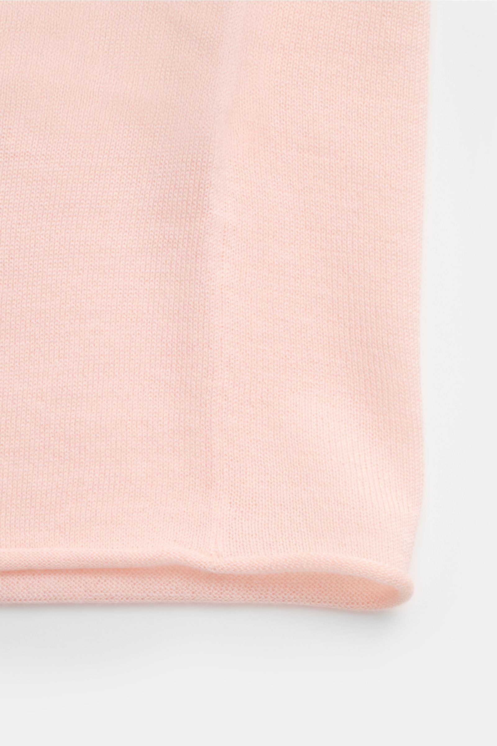 Nahaufnahme des FTC Kurzarm-Rundhalspullover rosé im Slim Fit, nachhaltiger Cashmere-SeaCell-Mix, weicher Griff, feines Strickbild, rollierter Saum, flexible Rippbündchen, von unten fotografiert.