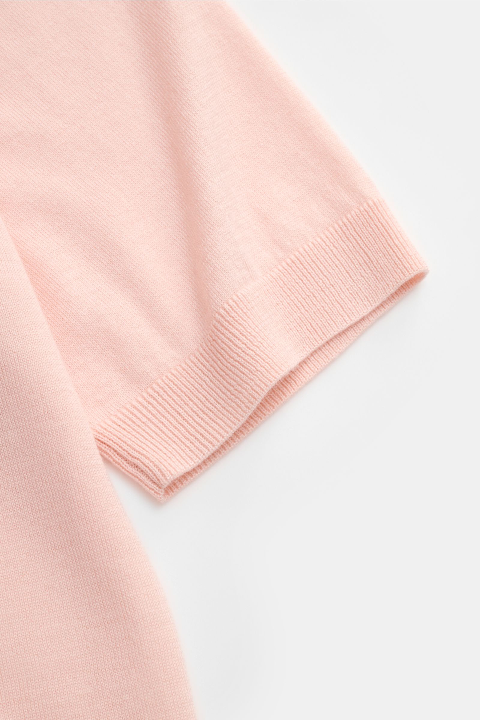 FTC Kurzarm-Rundhalspullover rosé aus Cashmere-SeaCell-Mix, Slim Fit, weicher Griff, Öko-Tex® zertifiziert, feines Strickbild, Rippbündchen, rollierter Saum, Detailaufnahme Ärmel.