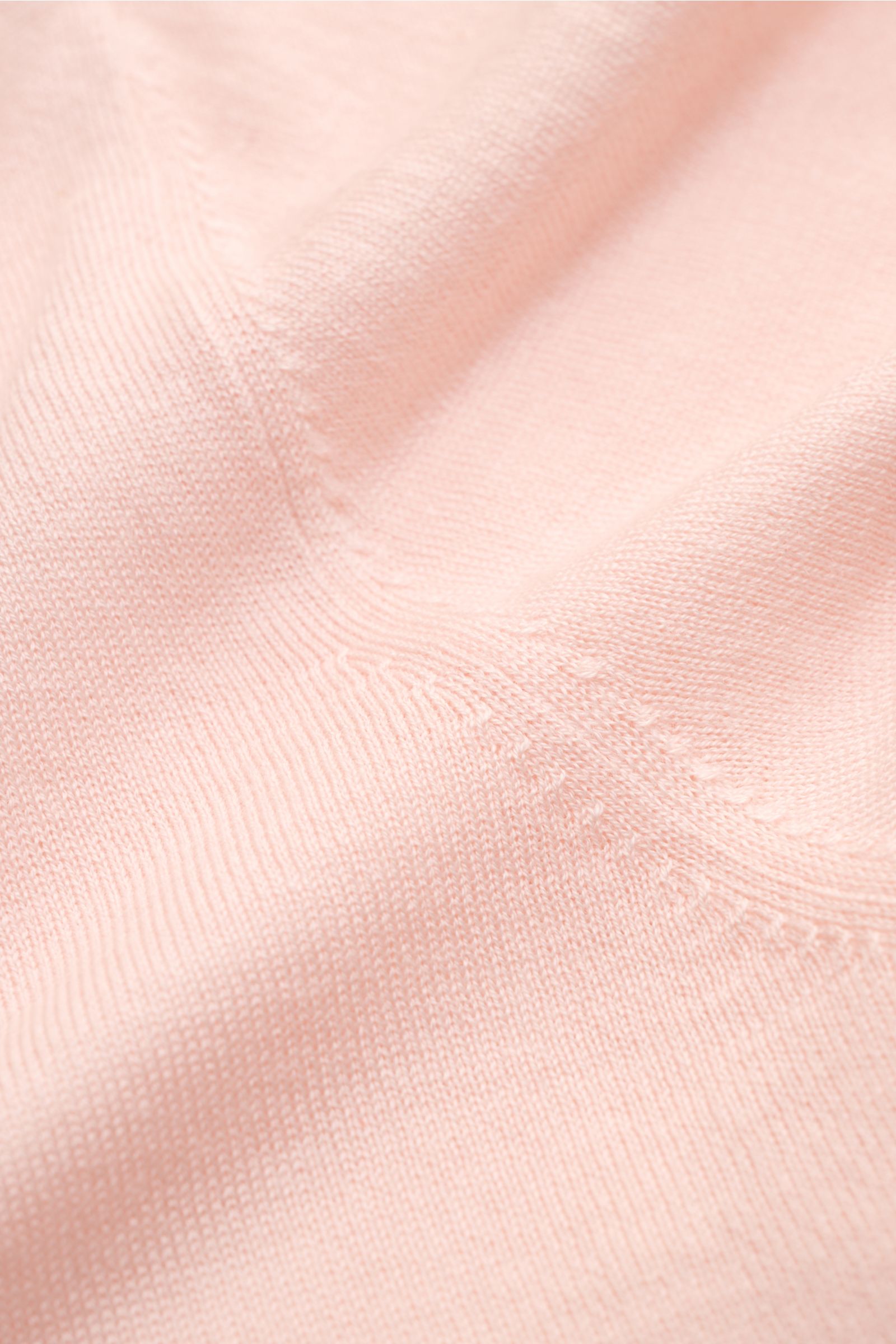 Nahaufnahme des FTC Kurzarm-Rundhalspullovers rosé aus nachhaltigem Cashmere-SeaCell-Mix mit feinem Strickbild, Slim Fit, rolliertem Saum, Rundhalsausschnitt und flexiblen Rippbündchen.