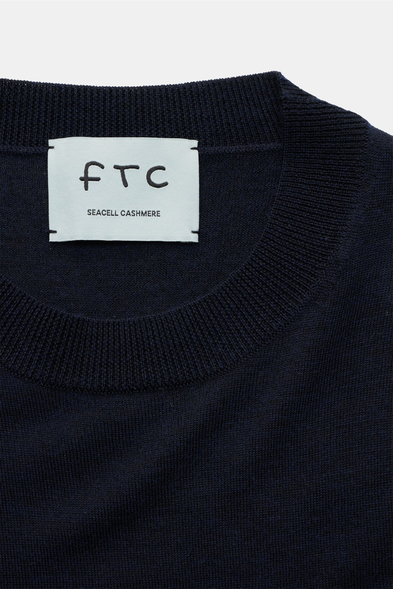 Nahaufnahme des FTC Kurzarm-Rundhalspullover navy von oben, nachhaltig aus Cashmere-SeaCell-Mix, Öko-Tex®, Slim Fit, feinem Strickbild.