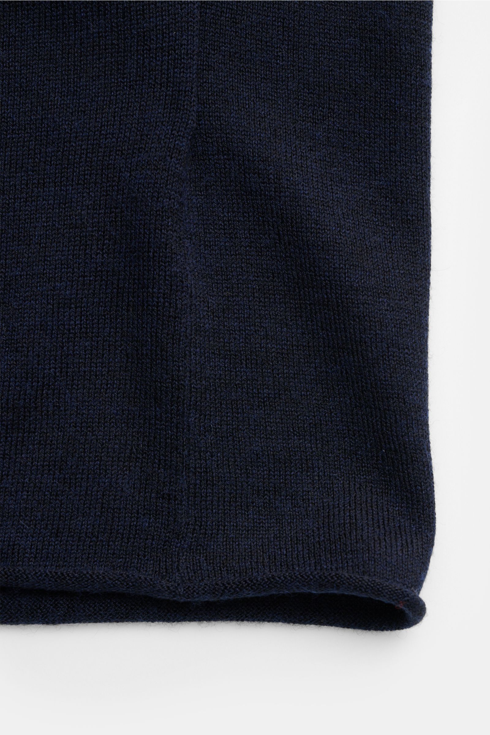 Nahaufnahme des rollierten Saumabschlusses des FTC Kurzarm-Rundhalspullover navy aus weichem, feinem Cashmere-SeaCell-Mix in Slim Fit.