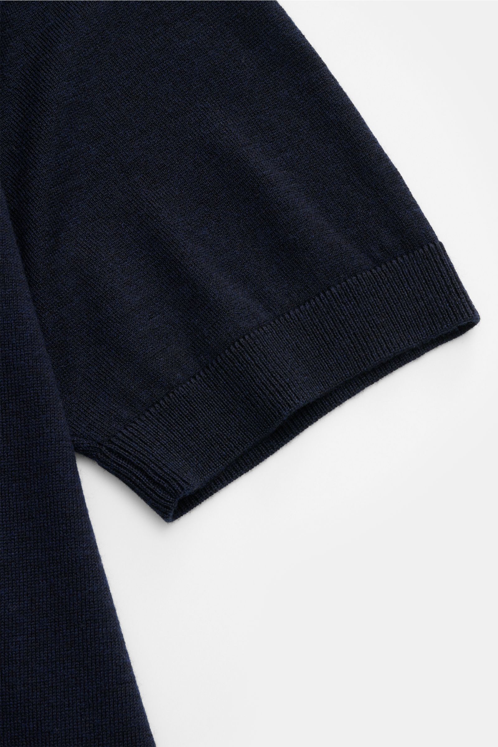 Nahaufnahme des FTC Kurzarm-Rundhalspullover navy aus feinem Cashmere-SeaCell-Mix, Slim Fit, mit flexiblem Rippbündchen und rolliertem Saum, leichte Qualität, Öko-Tex® zertifiziert, aus schräger Perspektive fotografiert.