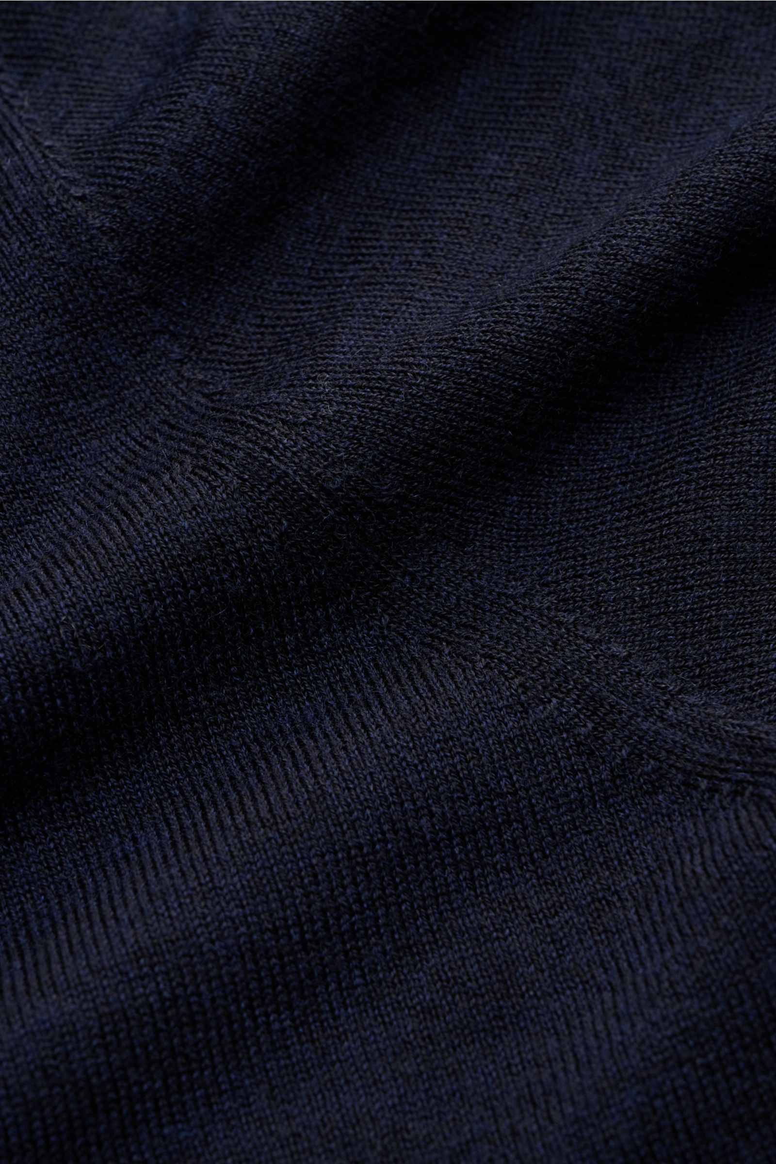 Nahaufnahme des FTC Kurzarm-Rundhalspullovers navy aus nachhaltigem Cashmere-SeaCell-Mix mit feinem Strickbild und weichem Griff.