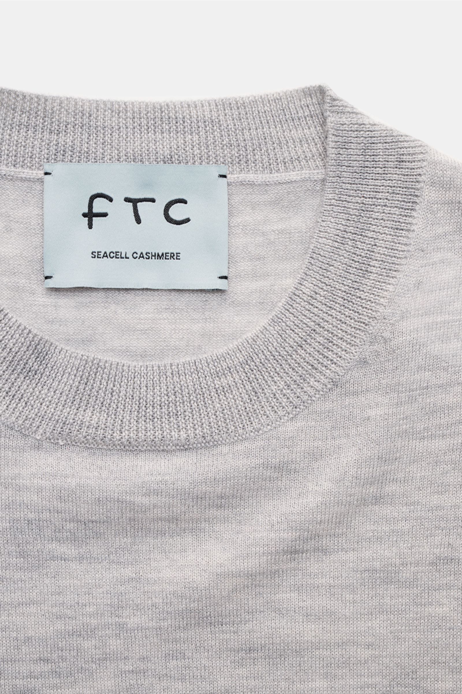 FTC Kurzarm-Rundhalspullover grau meliert in Nahaufnahme von oben, nachhaltiger Cashmere-SeaCell-Mix, Slim Fit, weicher Griff, Öko-Tex® zertifiziert.
