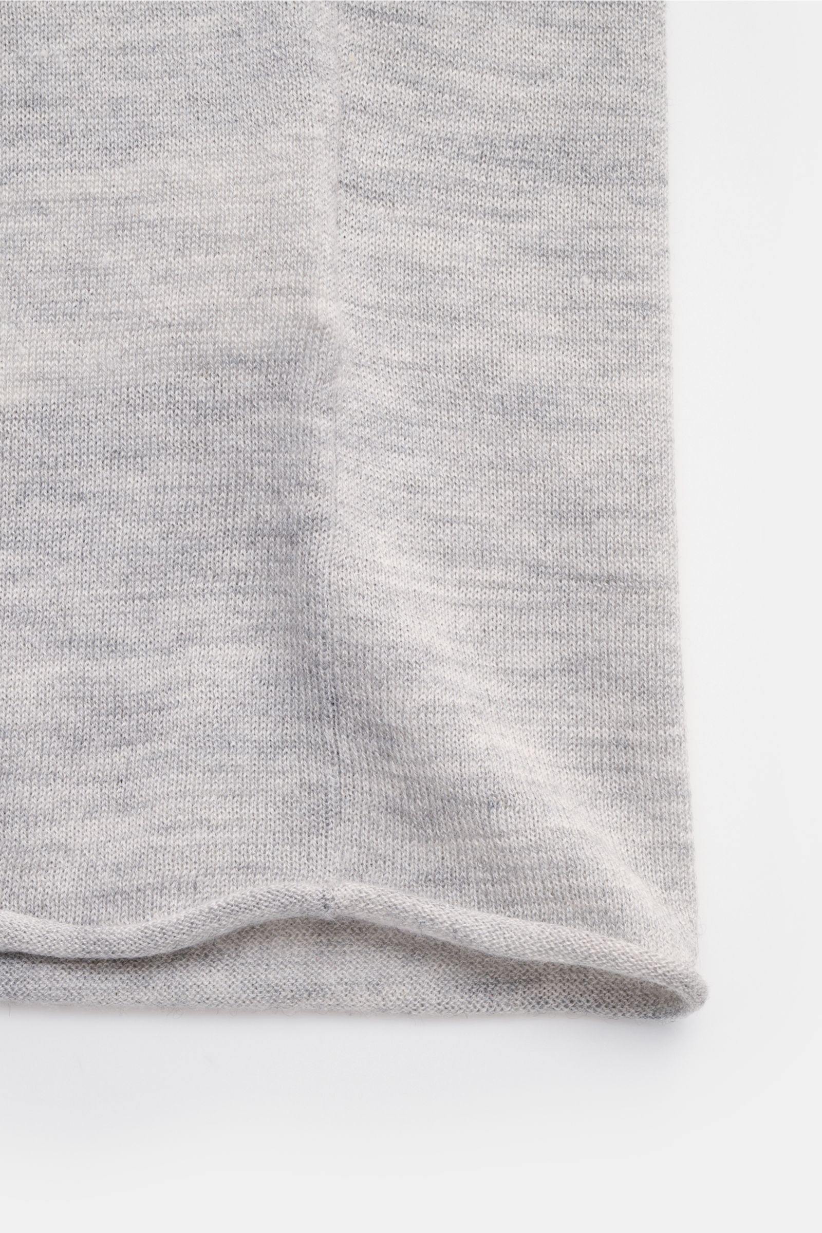 Nahaufnahme des FTC Kurzarm-Rundhalspullover grau meliert aus nachhaltigem Cashmere-SeaCell-Mix, Slim Fit, mit feinem Strickbild, rolliertem Saum, aus flacher Perspektive.