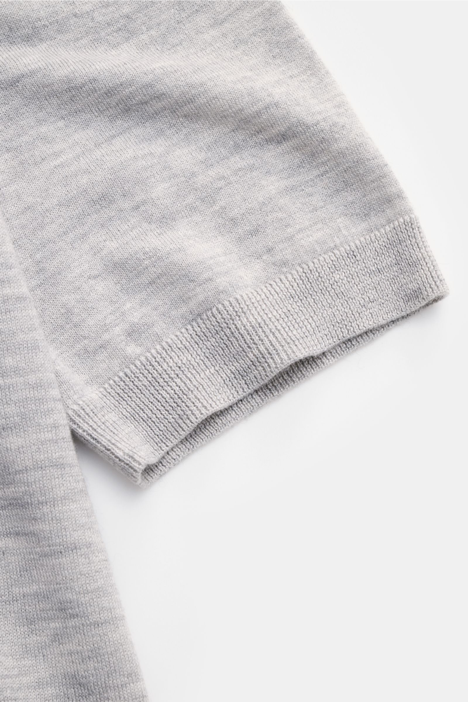Nahaufnahme des FTC Kurzarm-Rundhalspullover grau meliert von schräg oben, nachhaltiger Cashmere-SeaCell-Mix mit Öko-Tex®-Zertifikat.