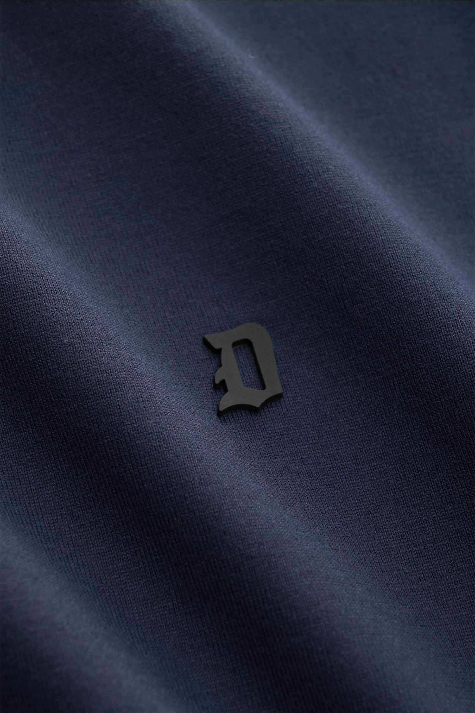 Nahaufnahme des Dondup Rundhals-T-Shirt navy aus weichem, reiner Baumwoll-Jersey mit Slim Fit und DONDUP-Logo auf der Brust.