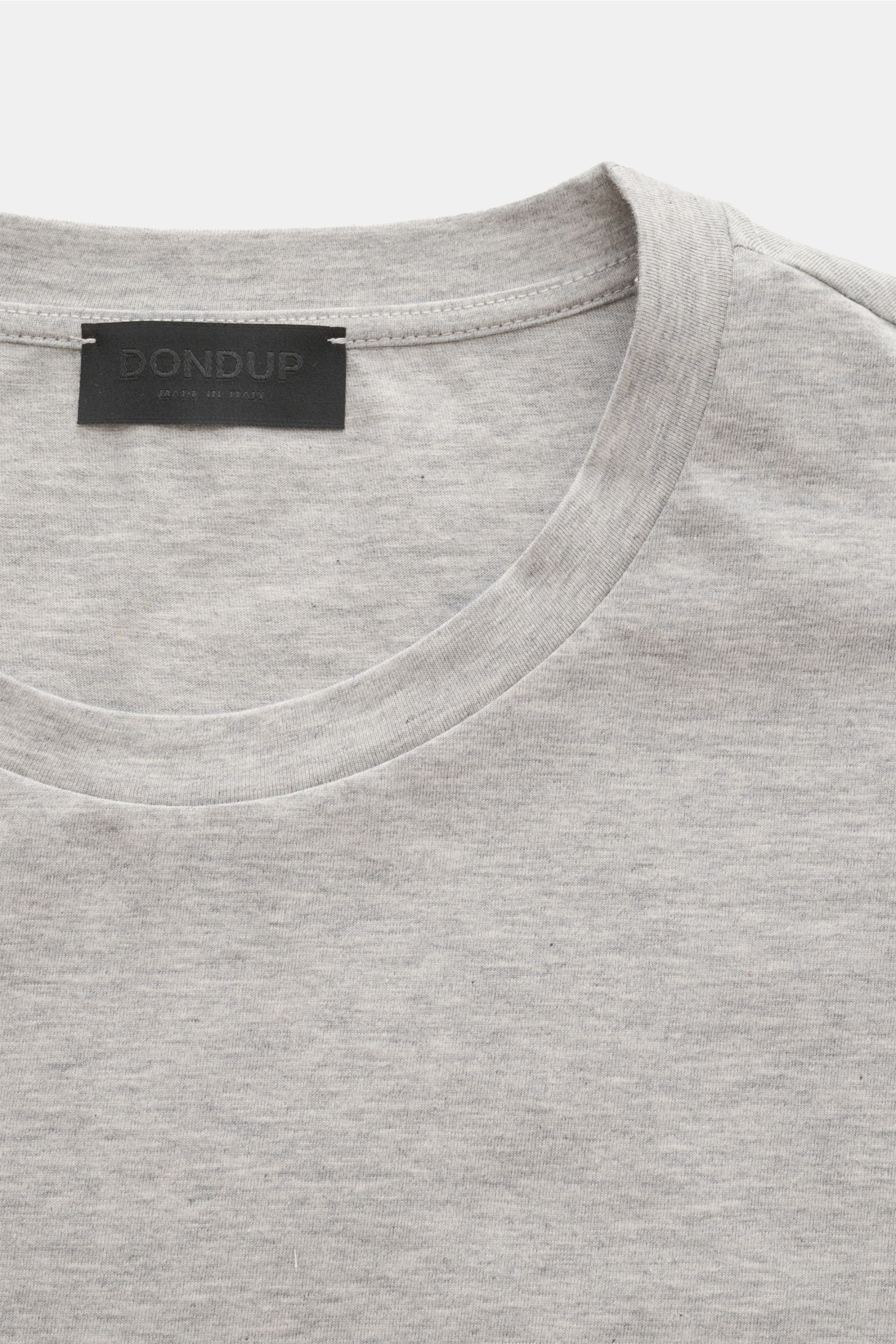 Dondup Rundhals-T-Shirt hellgrau, Nahaufnahme von vorne, Slim Fit aus weichem Jersey, reiner Baumwolle mit DONDUP-Logo am Kragen.