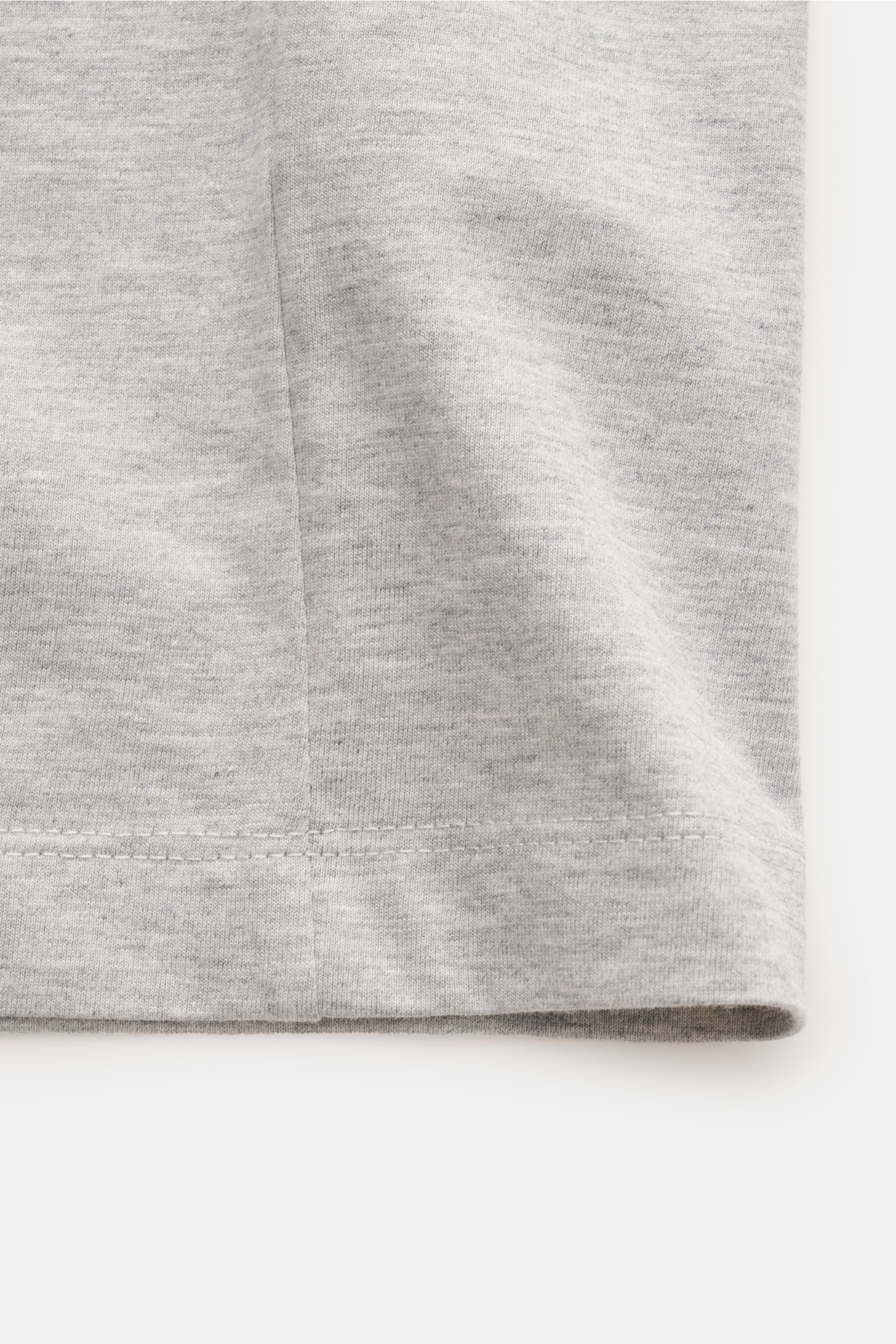 Dondup Rundhals-T-Shirt hellgrau aus weichem Baumwoll-Jersey, Slim Fit, Rundhalsausschnitt, Detailaufnahme vom Saum mit Naht und DONDUP-Logo.