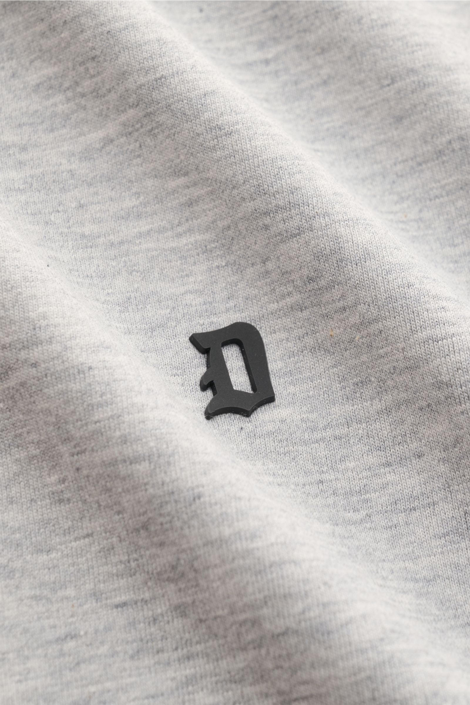 Dondup Rundhals-T-Shirt hellgrau in Nahaufnahme, weicher Jersey aus reiner Baumwolle mit Slim Fit und DONDUP-Logo auf der Brust.