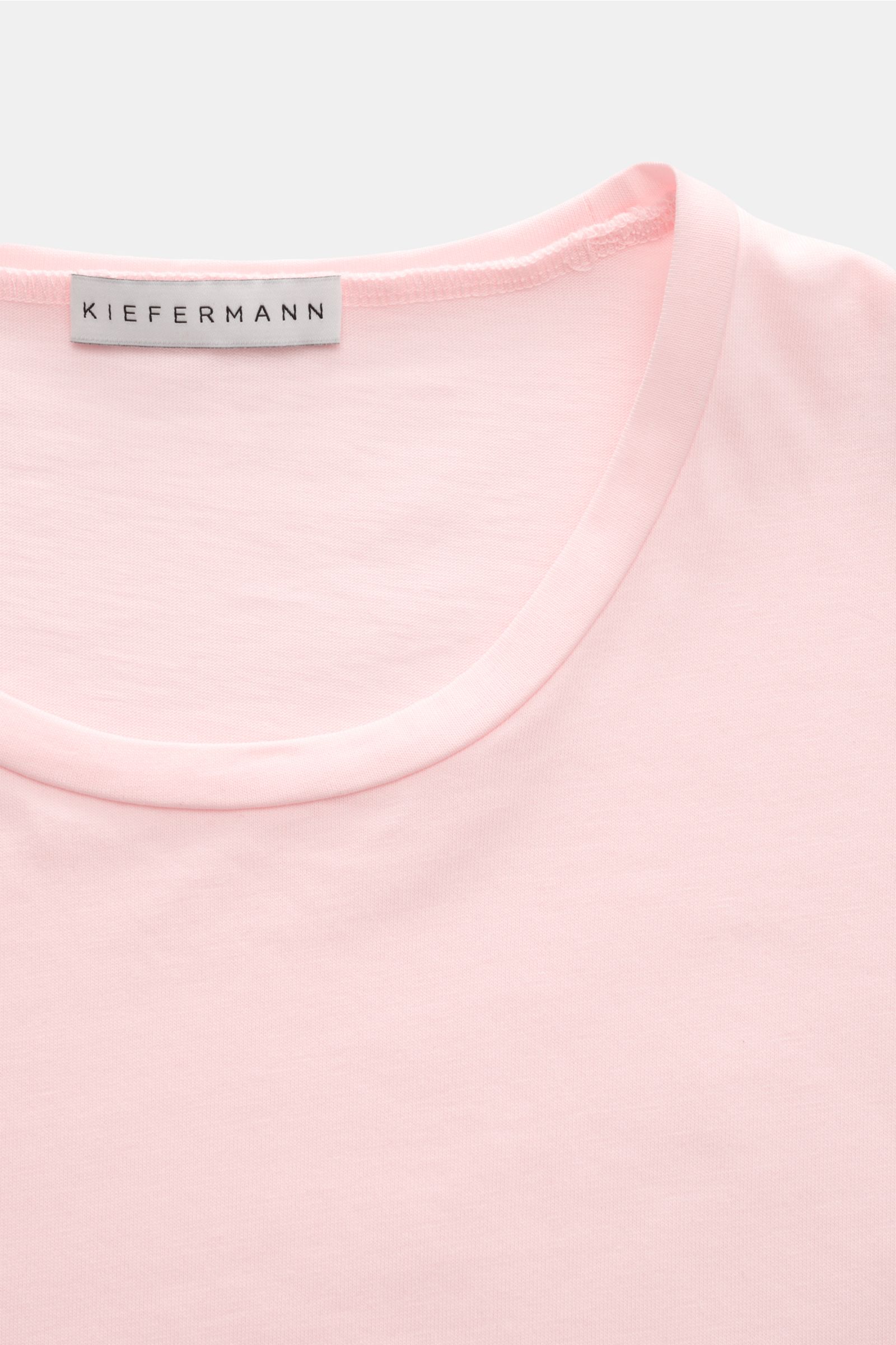 Nahaufnahme von Kiefermann Rundhals T-Shirt 'Matello' rosé aus leichtem Baumwoll-Jersey, Extra Slim Fit, weicher Griff, Rundhalsausschnitt.