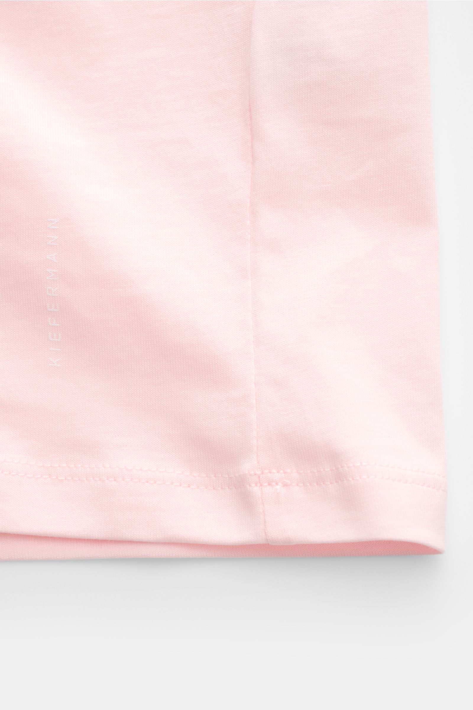 Nahaufnahme des Kiefermann Rundhals T-Shirts 'Matello' rosé, zeigt Saum mit dezentem Logodruck, weicher Baumwoll-Jersey, Extra Slim Fit.