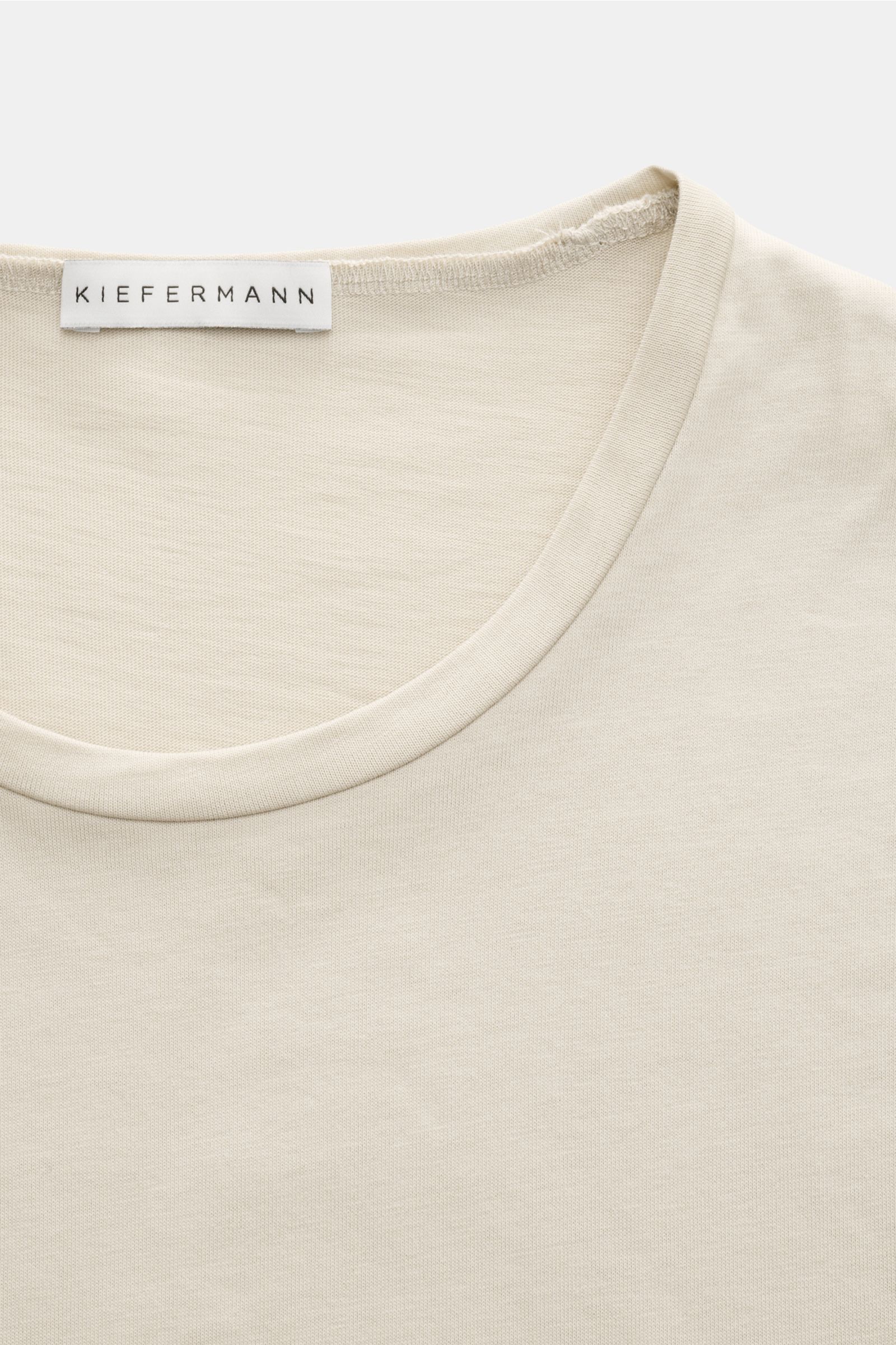 Kiefermann Rundhals T-Shirt 'Matello' sand aus weichem Baumwoll-Jersey, Extra Slim Fit, Rundhalsausschnitt, Nahaufnahme von oben.