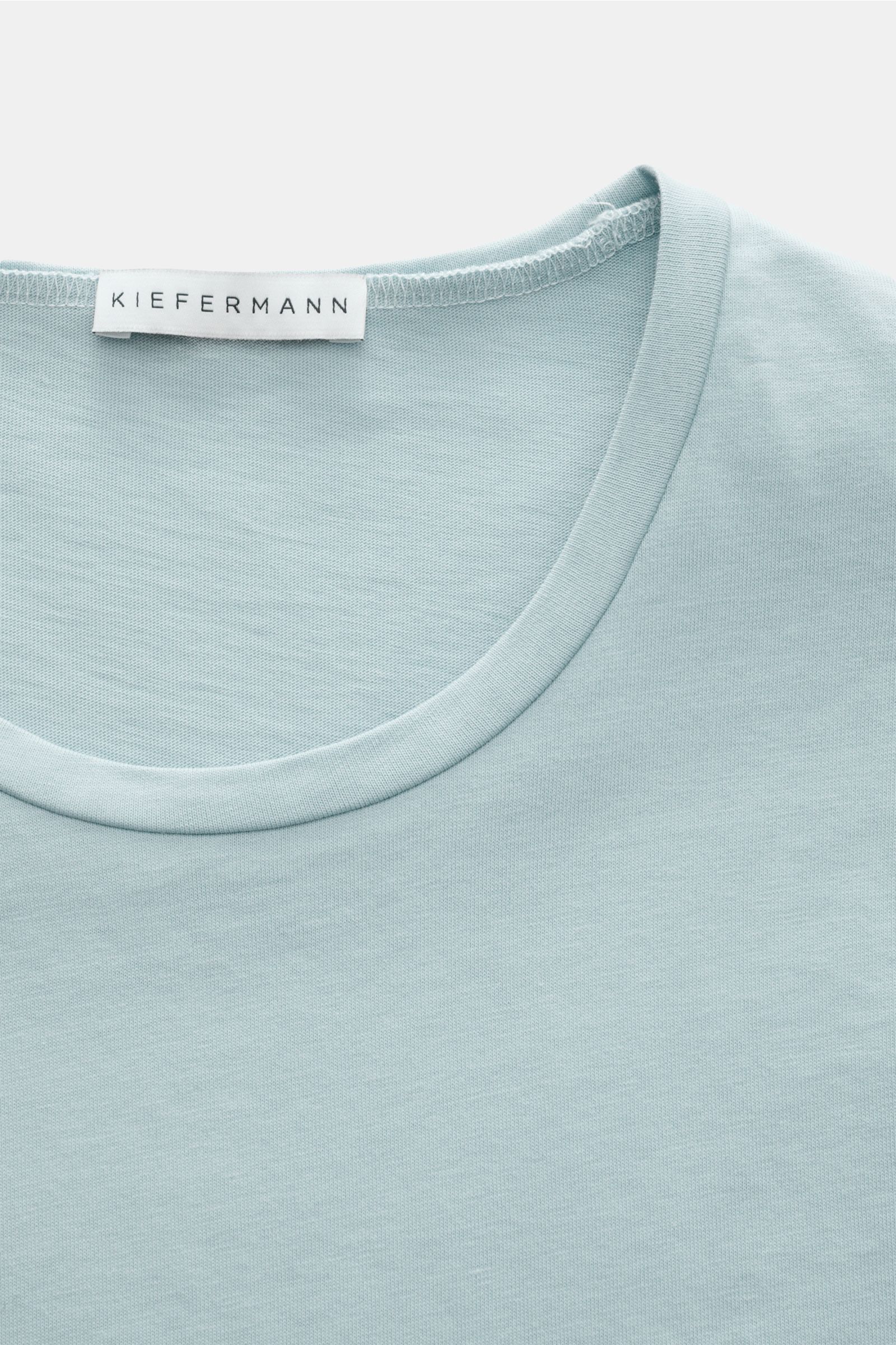 Kiefermann Rundhals T-Shirt 'Matello' hellblau aus weichem Baumwoll-Jersey, Extra Slim Fit, Rundhalsausschnitt, Logodruck, Nahaufnahme von oben.