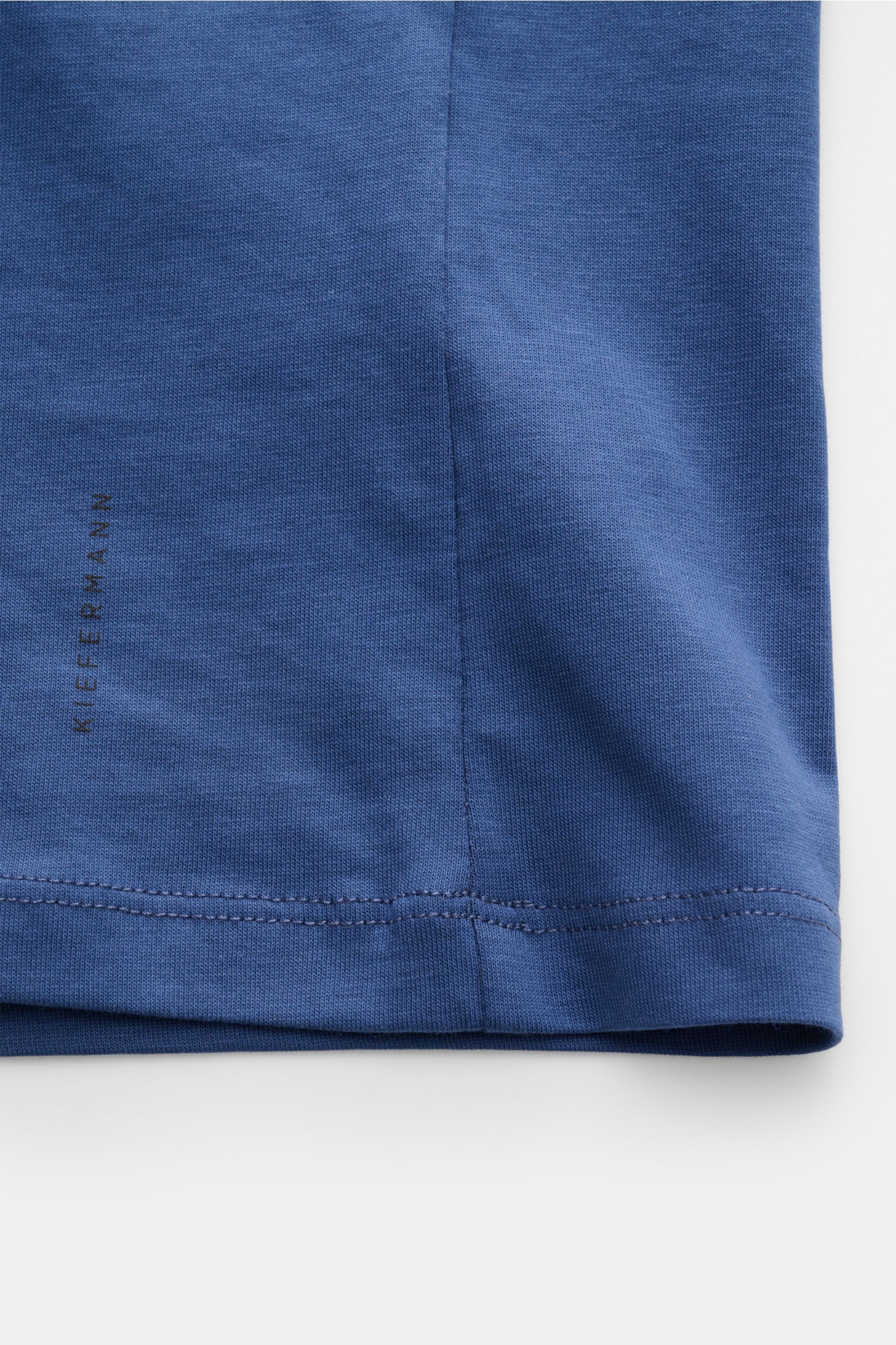 Kiefermann Rundhals T-Shirt 'Matello' dunkelblau, Detailaufnahme Saum mit dezentem Logodruck, Jersey aus weicher Baumwolle, Extra Slim Fit