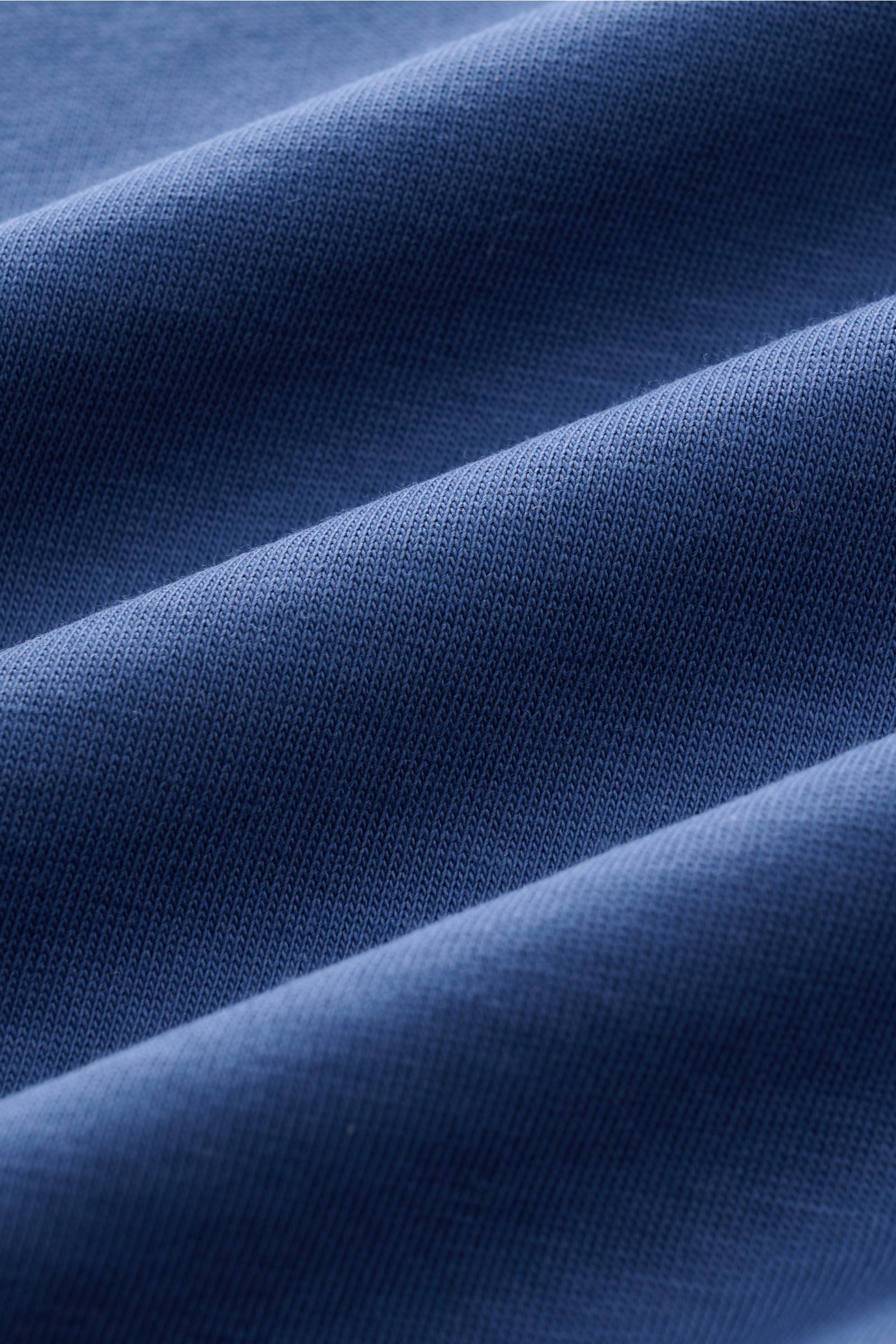 Nahaufnahme des dunkelblauen Kiefermann Rundhals T-Shirts 'Matello' aus weichem, glattem Baumwoll-Jersey mit feiner Struktur.
