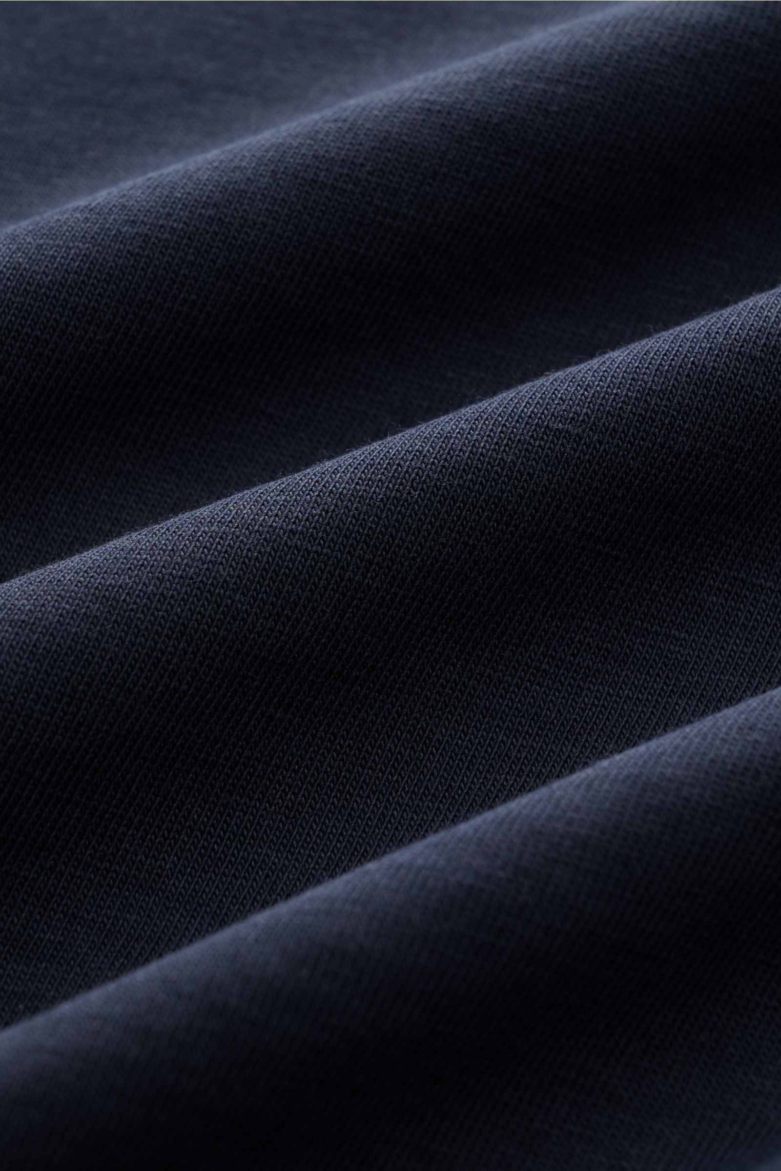 Nahaufnahme des Kiefermann Rundhals T-Shirts 'Matello' navy aus leichtem Baumwoll-Jersey mit weichem, glattem Griff, Extra Slim Fit, Rundhalsausschnitt und dezentem Logodruck am Saum.