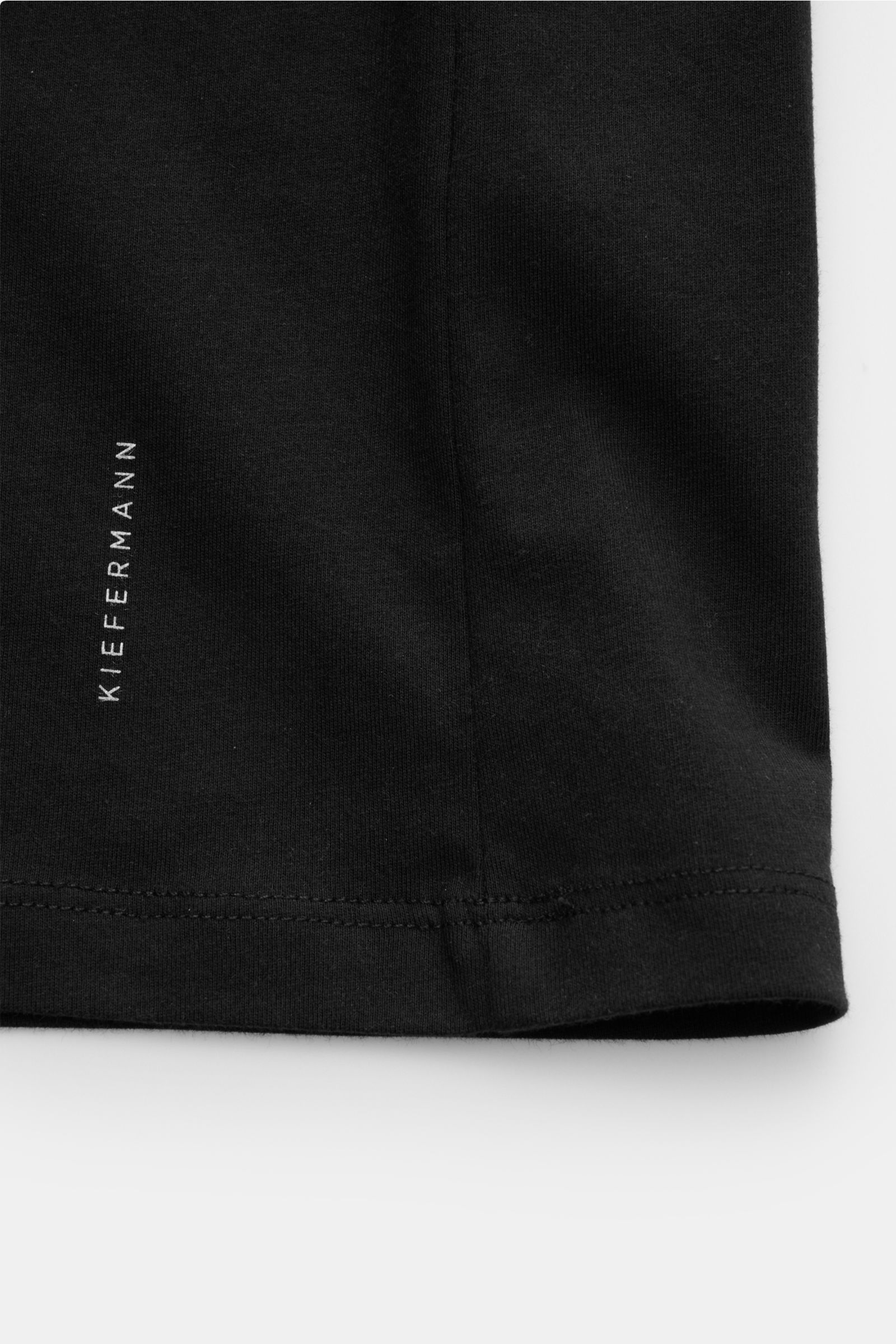 Kiefermann Rundhals T-Shirt 'Matello' schwarz in Nahaufnahme, leichter Baumwoll-Jersey, weicher Griff, Extra Slim Fit, dezenter Logodruck am Saum.