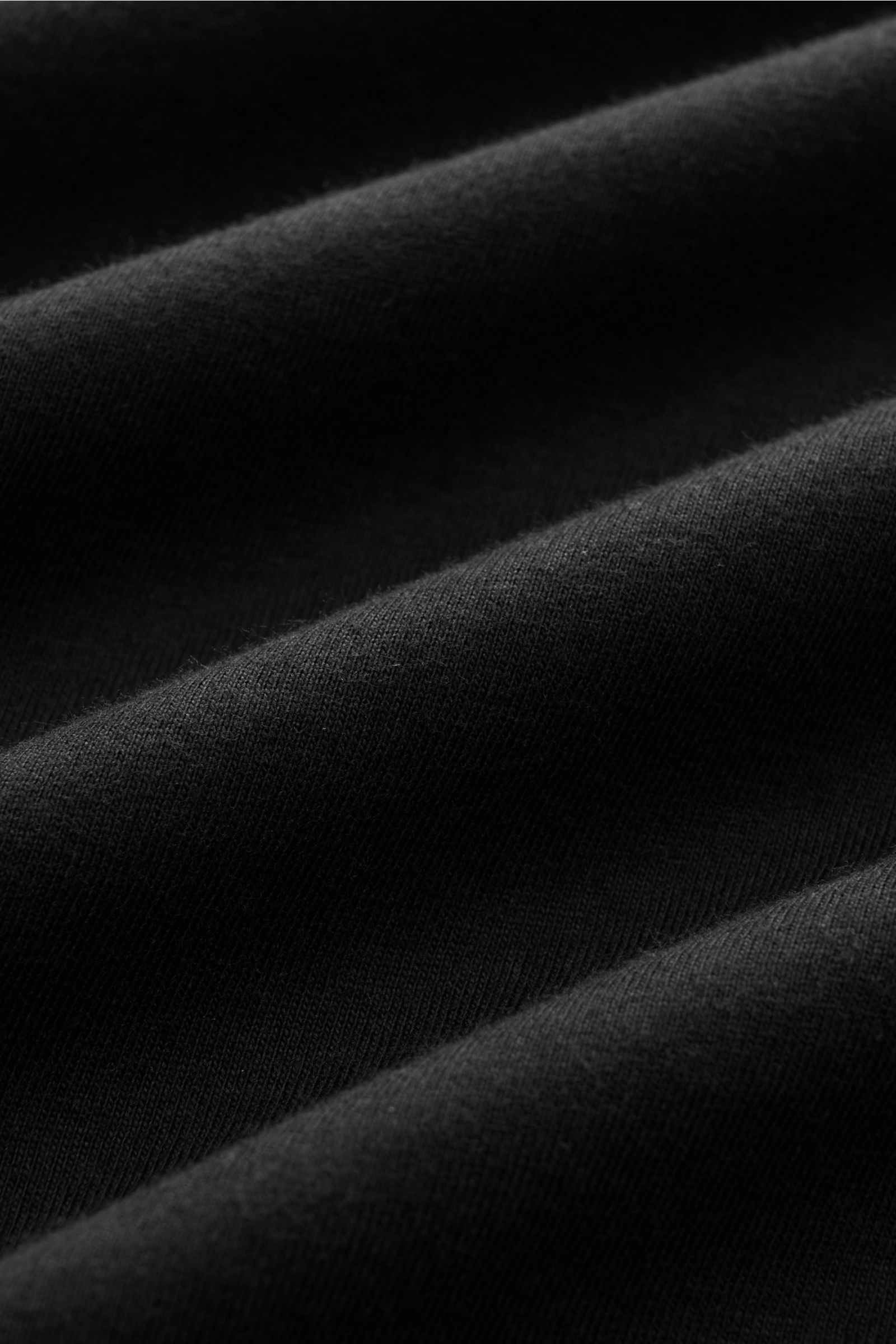 Nahaufnahme des schwarzen Kiefermann Rundhals T-Shirts 'Matello' aus weichem, glattem Baumwoll-Jersey in Extra Slim Fit mit Rundhalsausschnitt und dezenter Logostickerei am Saum.