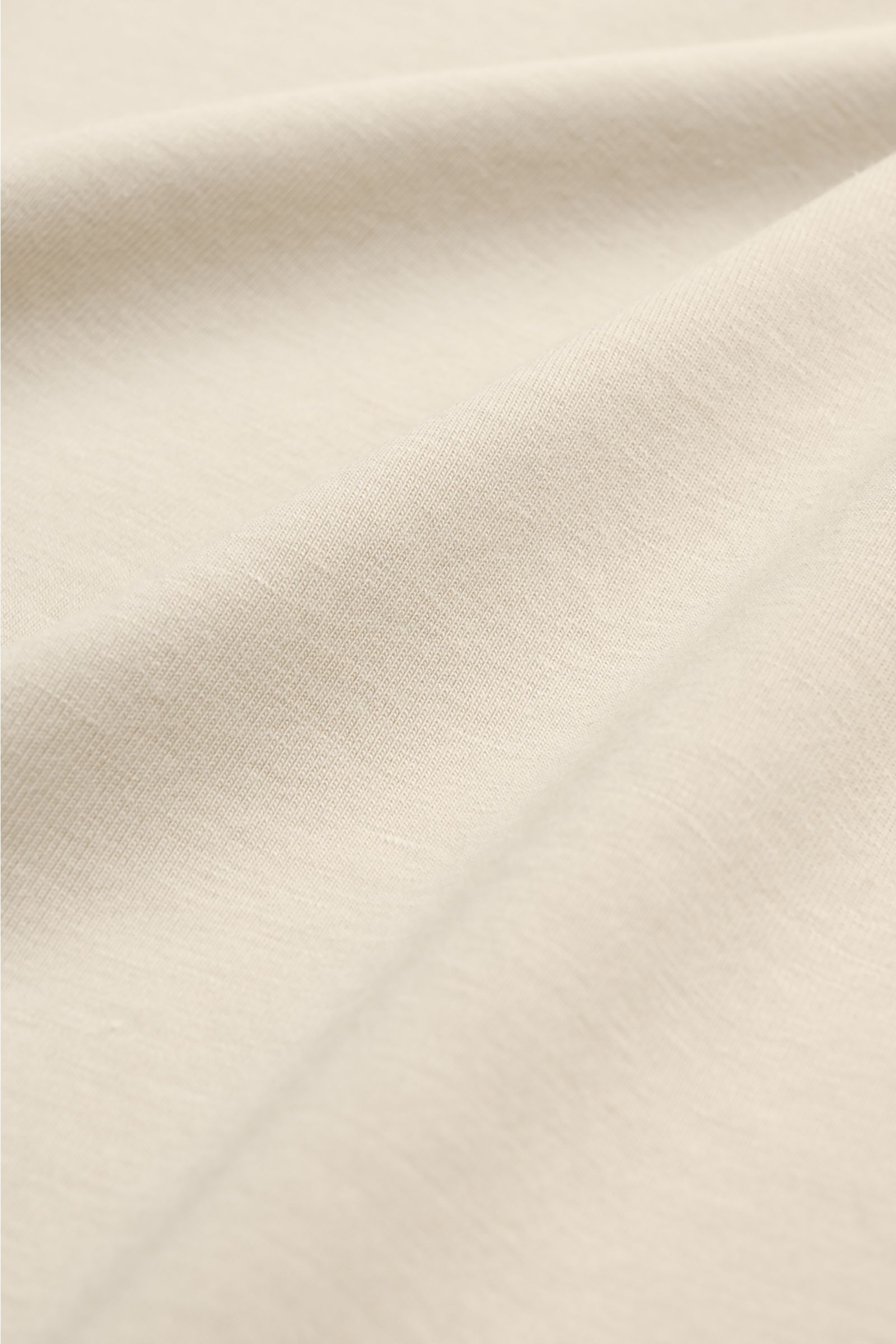 Nahaufnahme des sandfarbenen Kiefermann V-Neck T-Shirt 'Hape' Stoffes aus Baumwoll-Modal-Gemisch mit weichem, glattem Griff, elastisch.