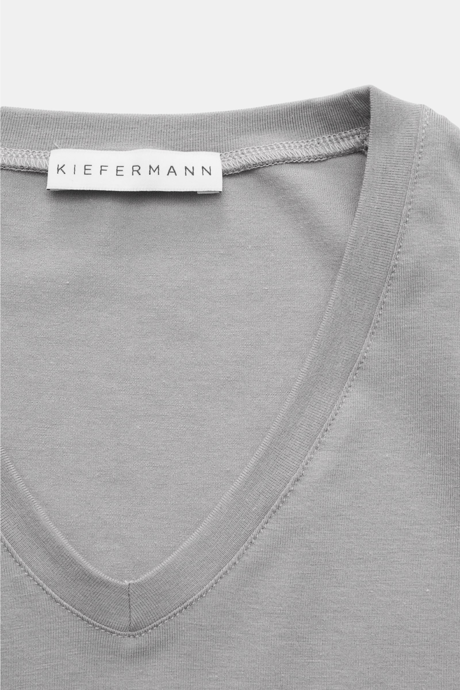 Nahaufnahme des grauen Kiefermann V-Neck T-Shirts 'Hape' mit V-Ausschnitt, Extra Slim Fit, elastischem Baumwoll-Modal-Jersey und weichem Griff.