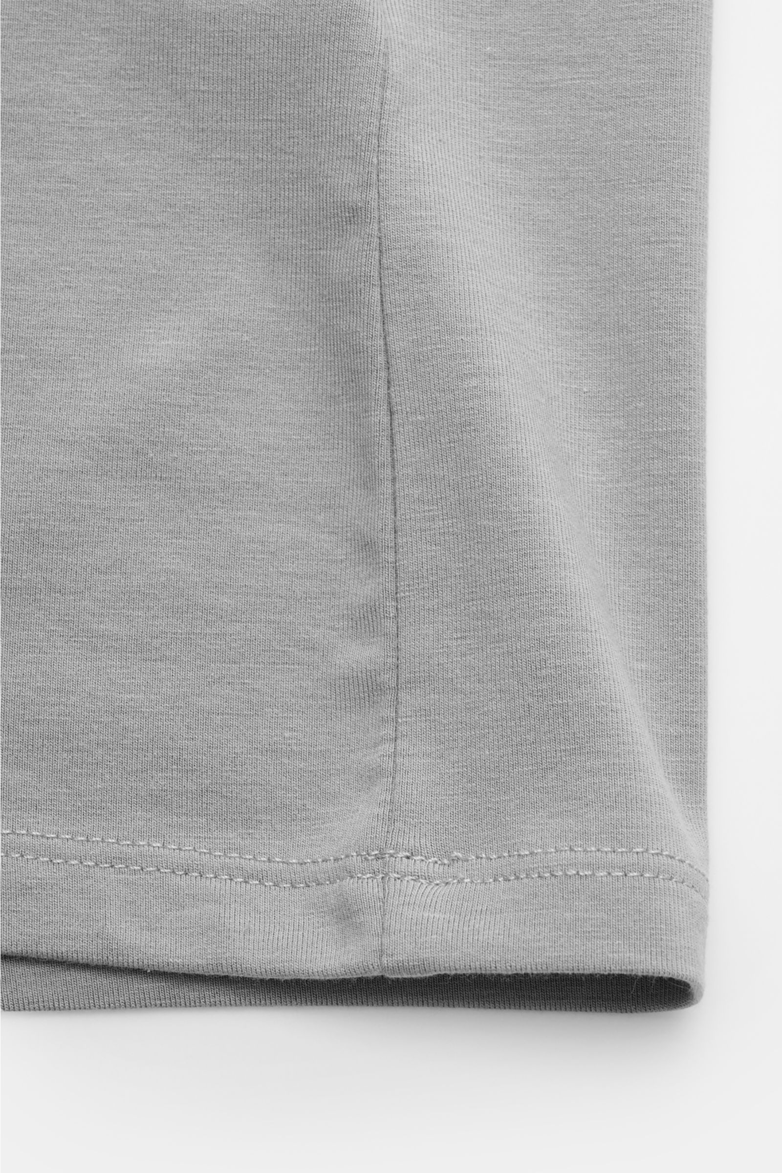 Nahaufnahme der Stoffstruktur vom Kiefermann V-Neck T-Shirt 'Hape' grau, elastisches Baumwoll-Modal-Gemisch, weicher Griff, Slim Fit, V-Ausschnitt.