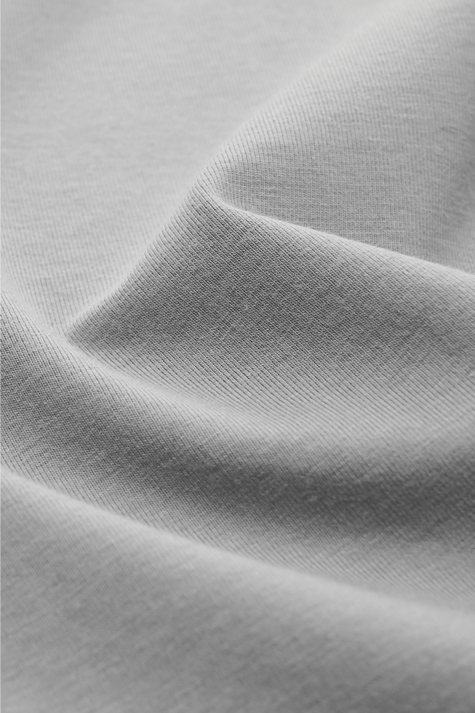 Kiefermann V-Neck T-Shirt 'Hape' grau in Nahaufnahme, Jersey aus Baumwolle-Modal mit weichem, glattem Griff, elastisch, Extra Slim Fit, V-Ausschnitt.