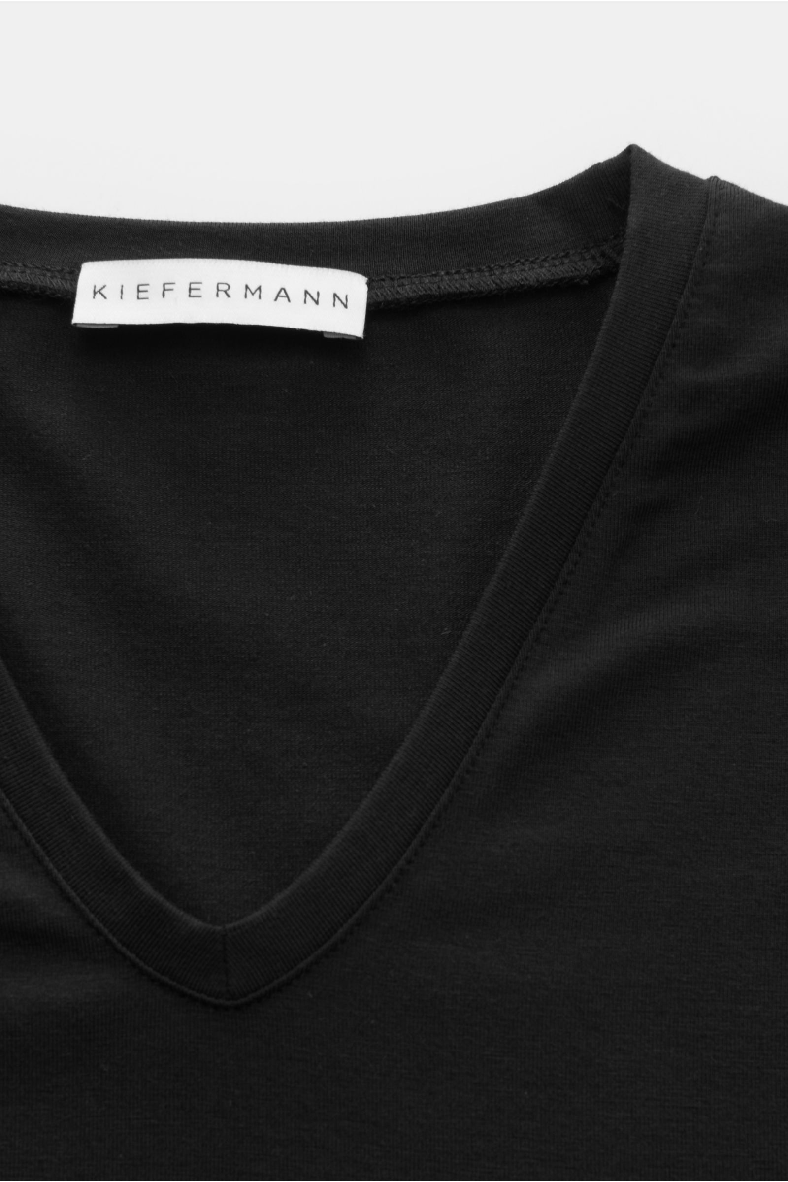 Nahaufnahme des schwarzen Kiefermann V-Neck T-Shirts 'Hape' mit V-Ausschnitt, weichem Baumwoll-Modal-Jersey, elastisch, Extra Slim Fit.