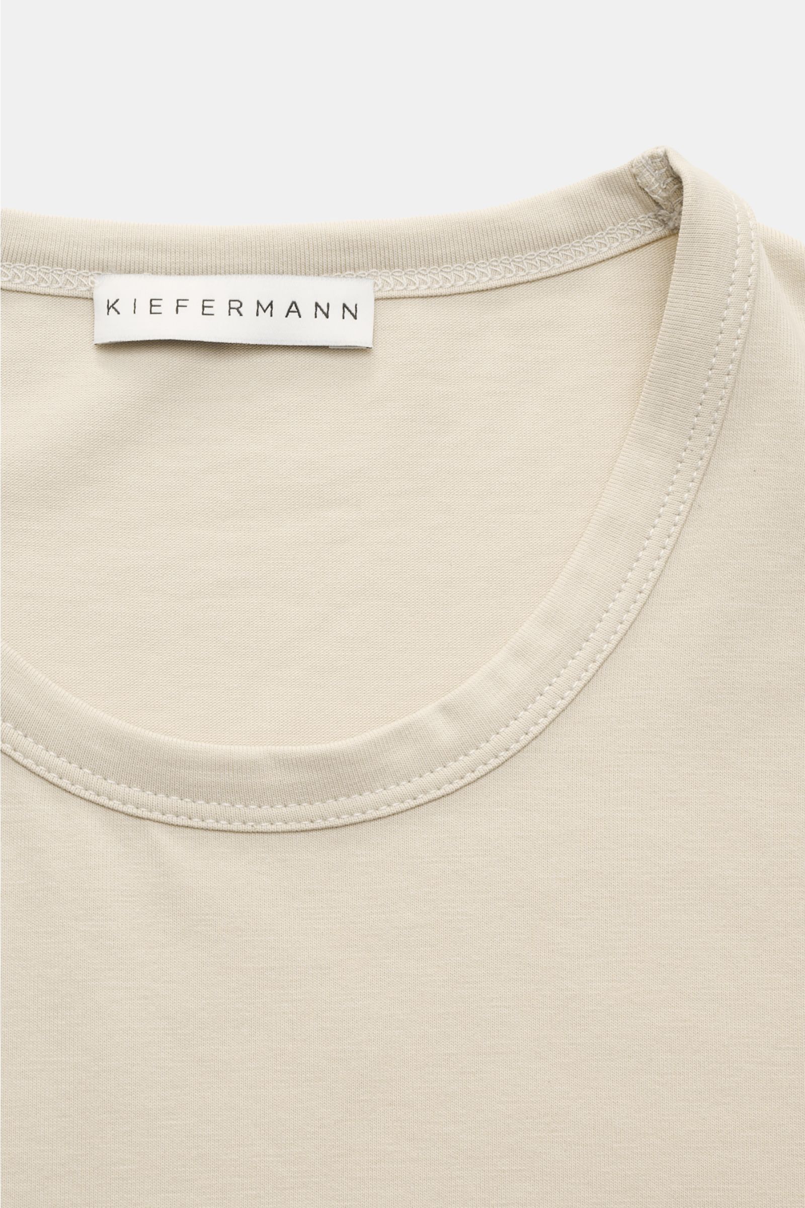 Nahaufnahme von Kiefermann Rundhals-T-Shirt 'Lehon' sand mit Rundhalsausschnitt, softe Baumwolle, elastische Qualität, weicher Griff, Extra Slim Fit.