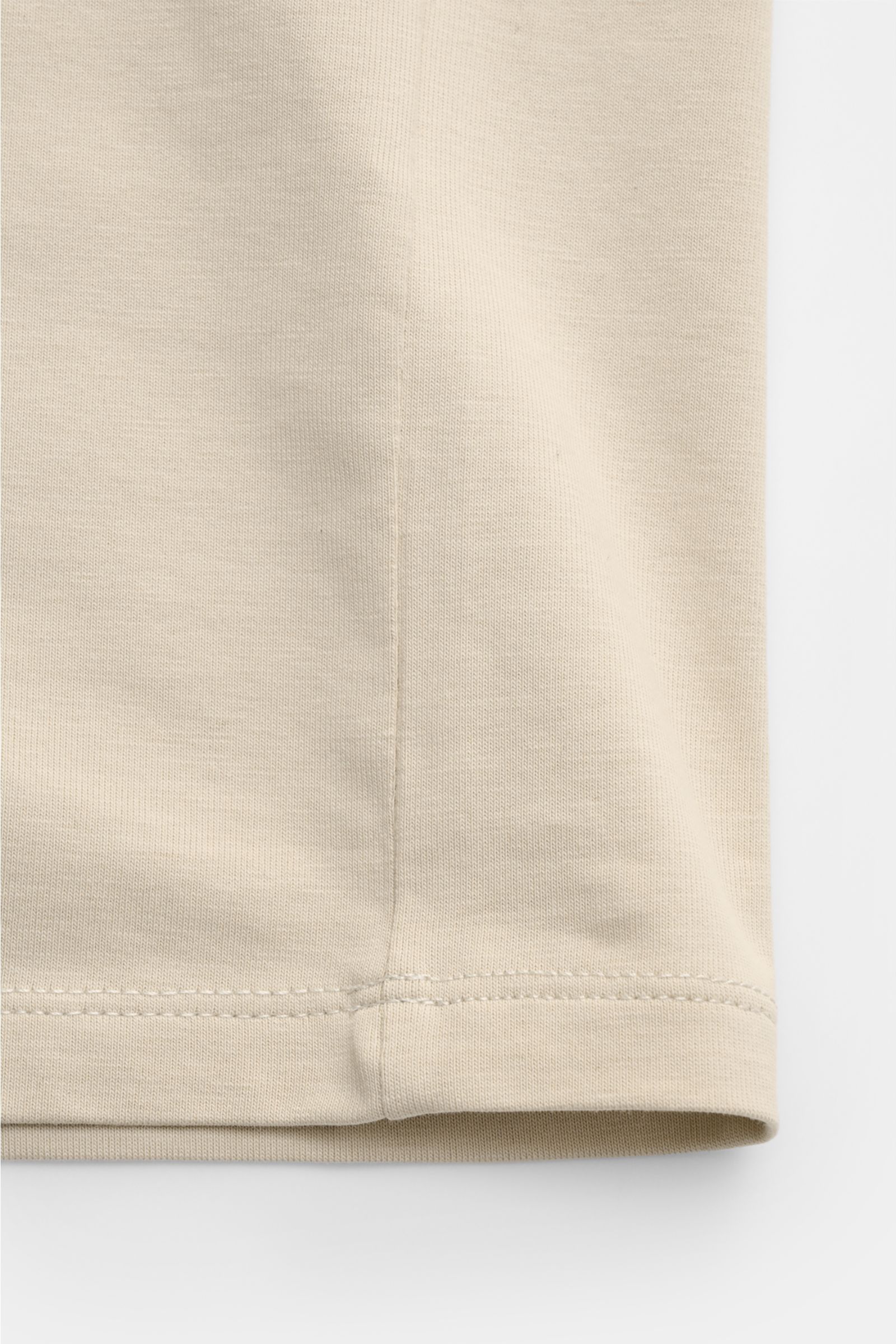 Kiefermann Rundhals-T-Shirt 'Lehon' sand, Detailaufnahme Saum von unten, softe Baumwolle, elastische Qualität, weicher Griff, Extra Slim Fit, Rundhalsausschnitt.