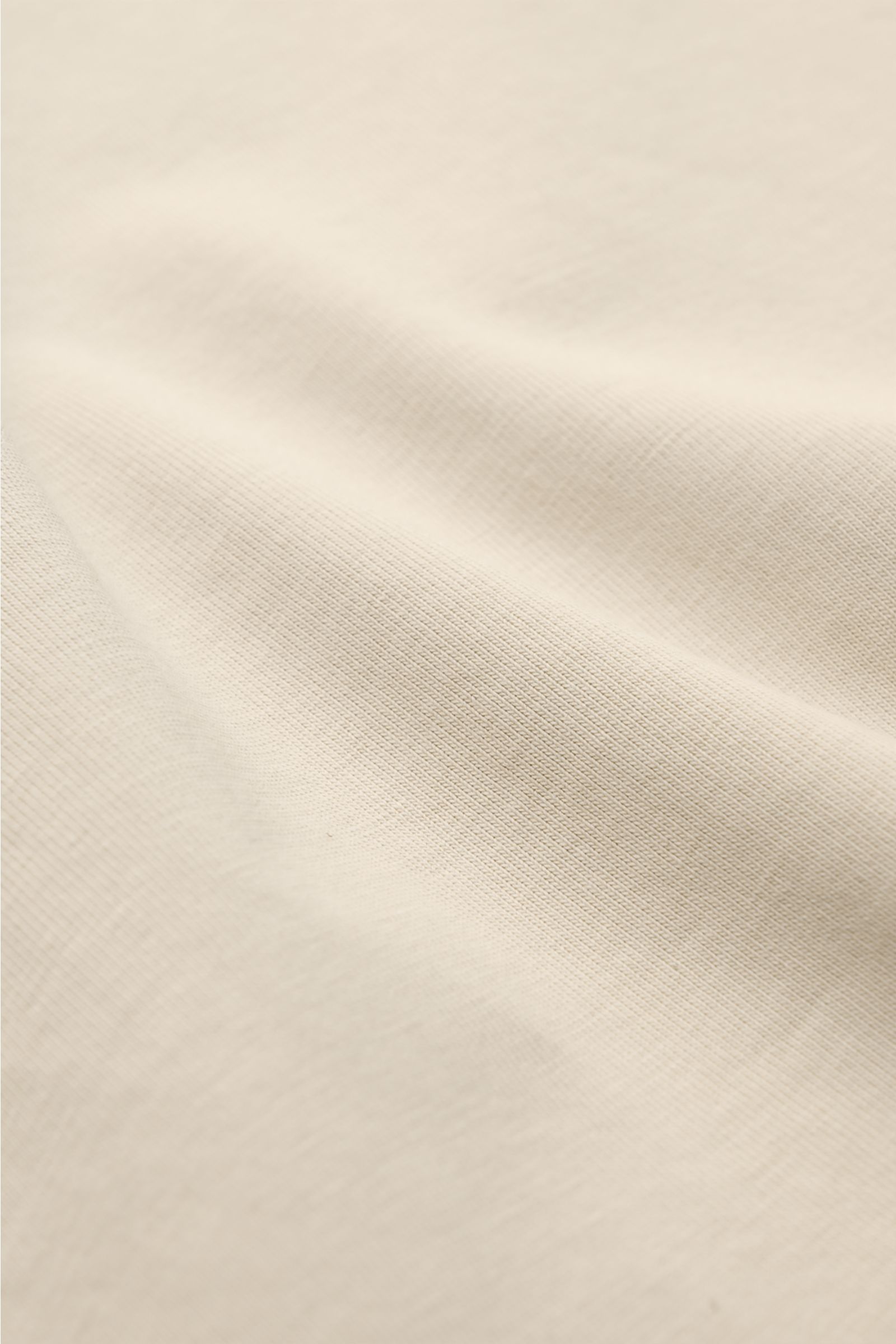 Makroaufnahme des weichen Stoffes vom Kiefermann Rundhals-T-Shirt 'Lehon' sand, aus softer Baumwolle, elastischer Qualität, mit weichem Griff, Extra Slim Fit und Rundhalsausschnitt.