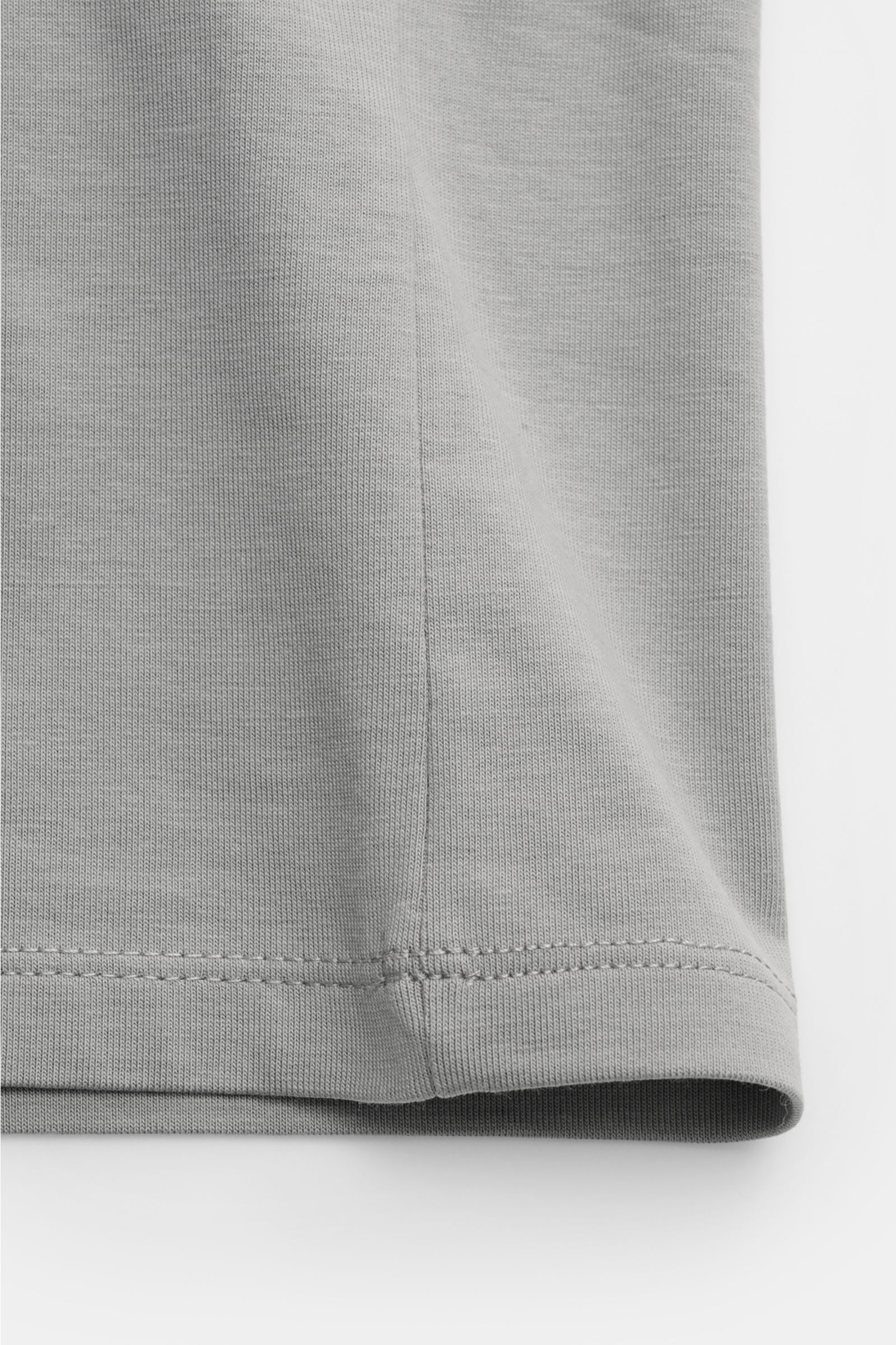 Nahaufnahme des Saums vom Kiefermann Rundhals-T-Shirt 'Lehon' grau, weich, aus softer Baumwolle, elastisch, mit weichem Griff, Extra Slim Fit und Rundhalsausschnitt.