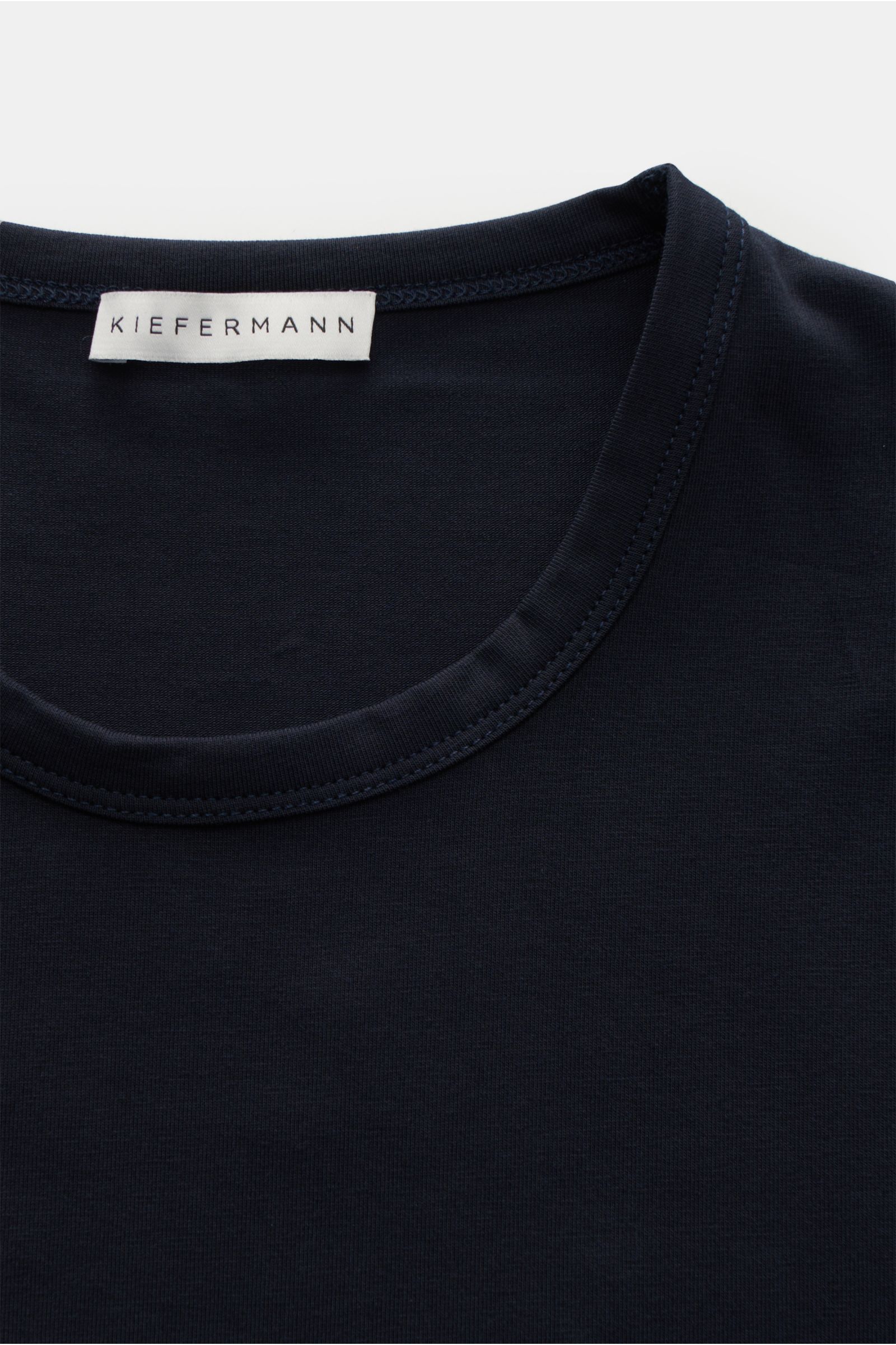 Close-up front view of the Kiefermann Crew neck T-shirt 'Lehon' dark navy, showing soft cotton, elasticated fabric, soft feel, extra slim fit, and crew neck.