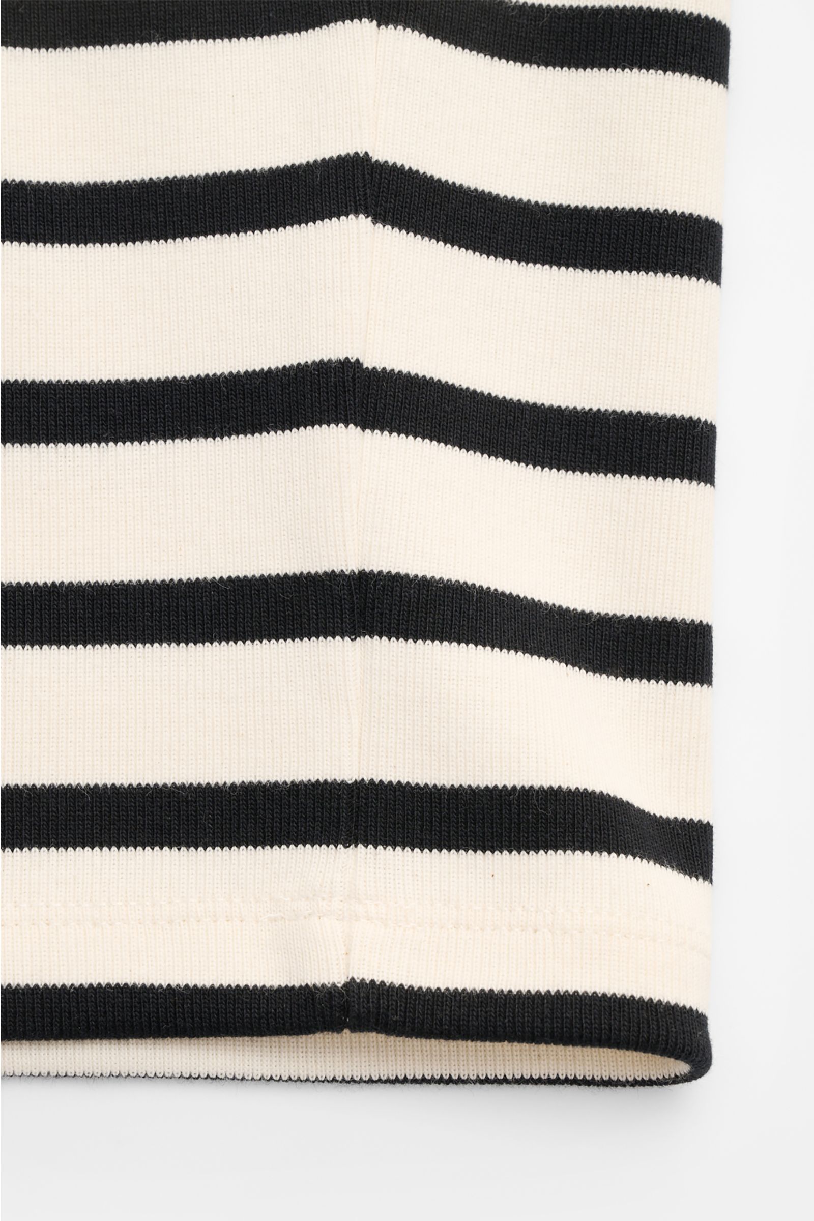 Kiefermann Rundhals-T-Shirt 'Bernodino' offwhite/schwarz gestreift, Detailansicht Saum, schwere Baumwolle, Regular Fit, Rundhalsausschnitt, griffige Haptik.