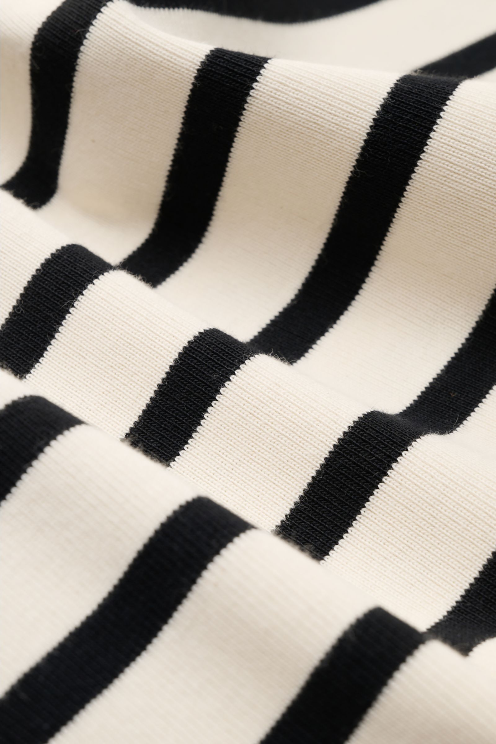 Nahaufnahme des Kiefermann Rundhals-T-Shirts 'Bernodino' offwhite/schwarz gestreift aus schwerer, reiner Baumwolle mit Regular Fit.