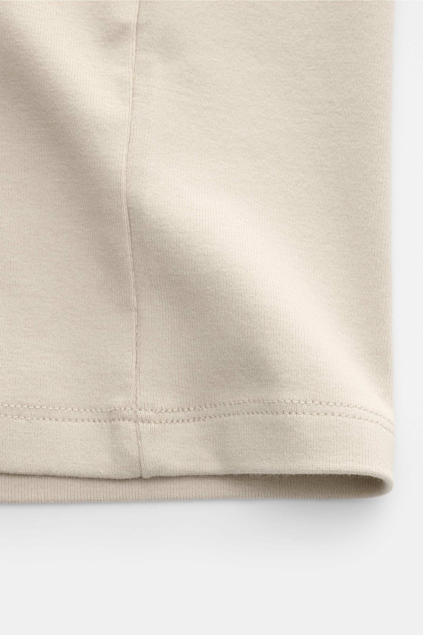 Detailaufnahme des Saums vom Kiefermann Rundhals-T-Shirt 'Arndell' sand, elastische Baumwolle, weicher Griff, Regular Fit, Rundhalsausschnitt.