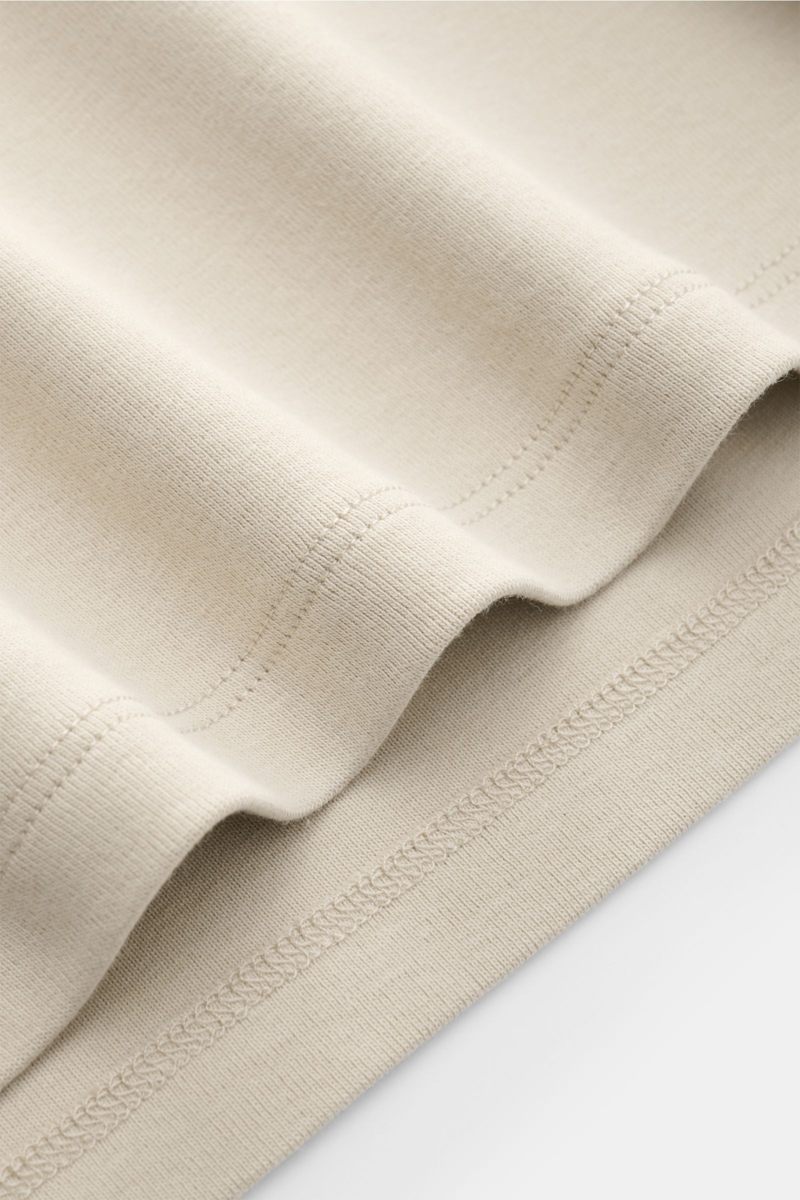 Nahaufnahme des Kiefermann Rundhals-T-Shirts 'Arndell' sand, elastische Baumwolle, weicher Griff, Regular Fit, Rundhalsausschnitt.