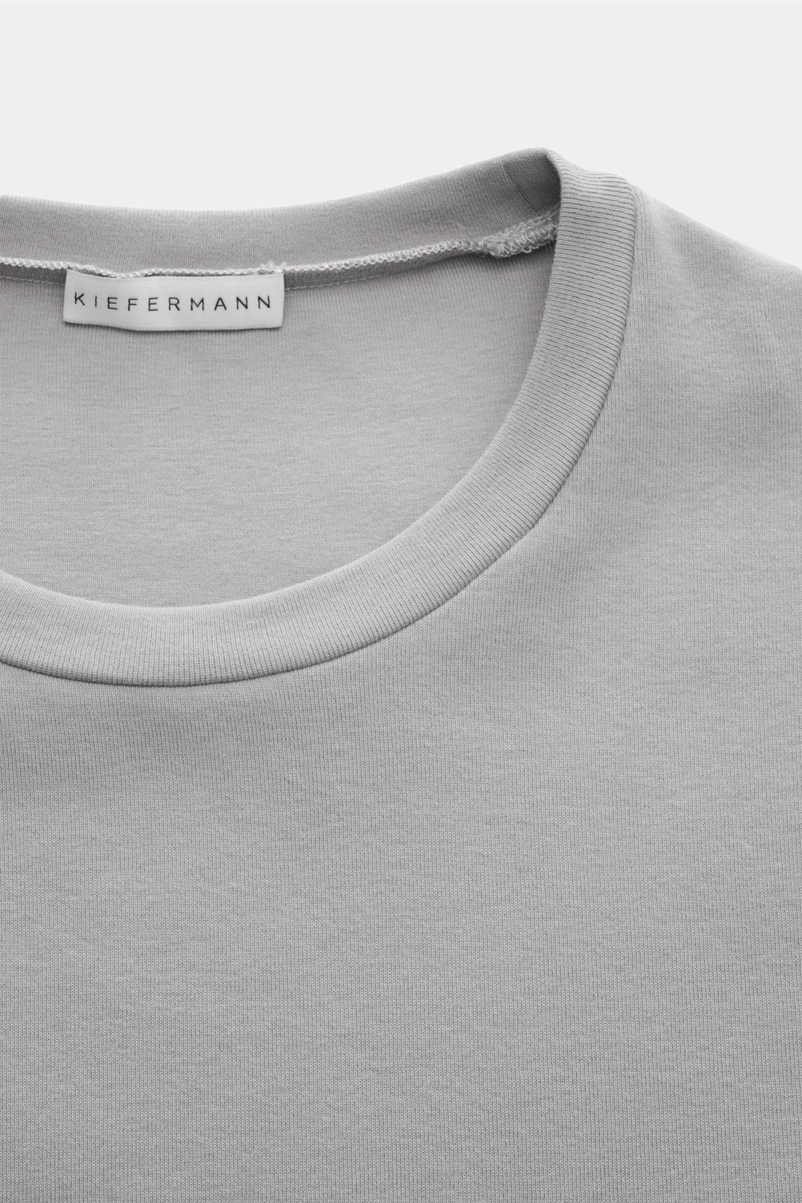 Nahaufnahme des Kiefermann Rundhals-T-Shirts 'Arndell' grau, elastische Baumwolle, weicher Griff, Regular Fit, Rundhalsausschnitt, von oben fotografiert.