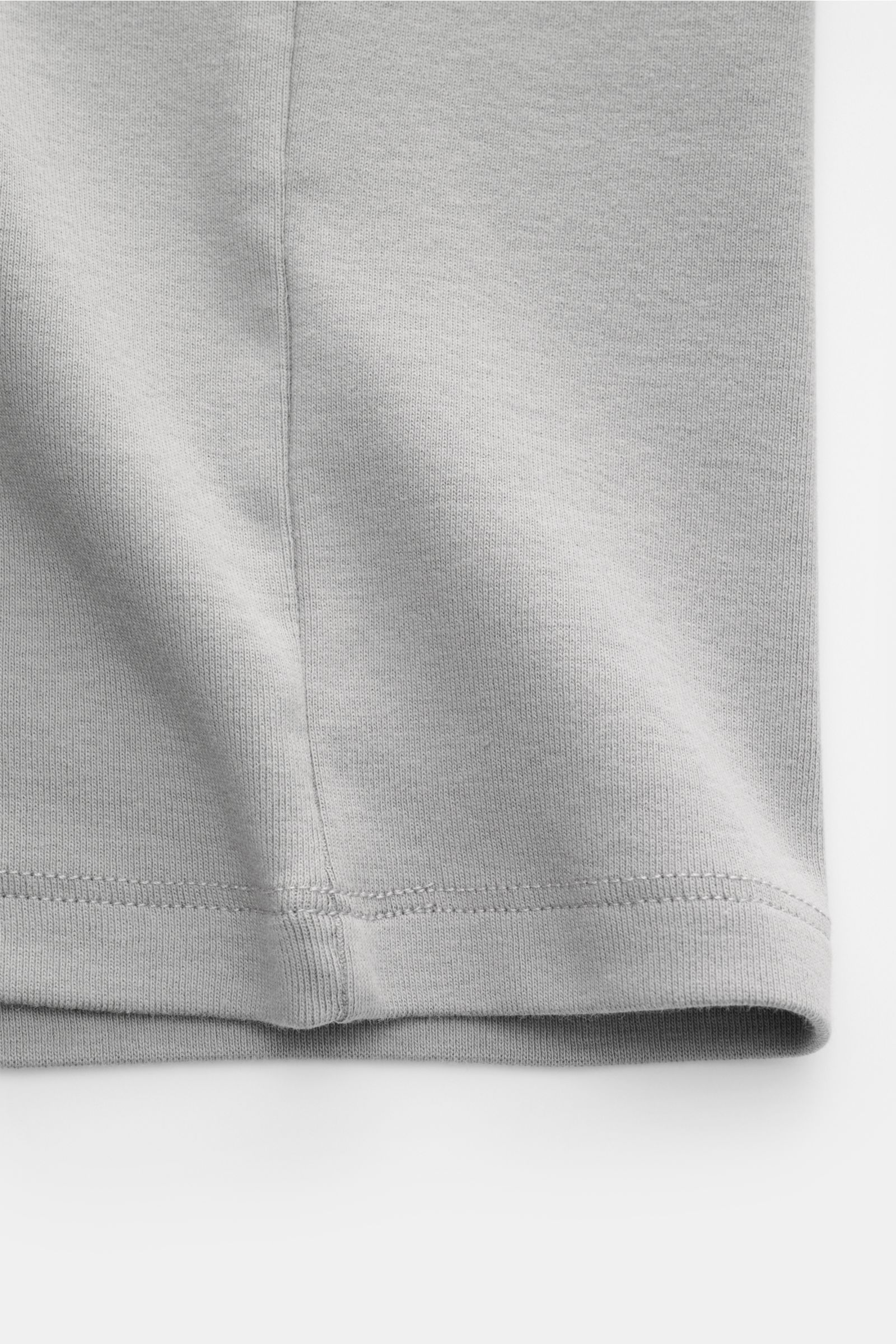Nahaufnahme des Kiefermann Rundhals-T-Shirts 'Arndell' grau von unten, elastische Baumwolle, weicher Griff, Regular Fit, Rundhalsausschnitt.